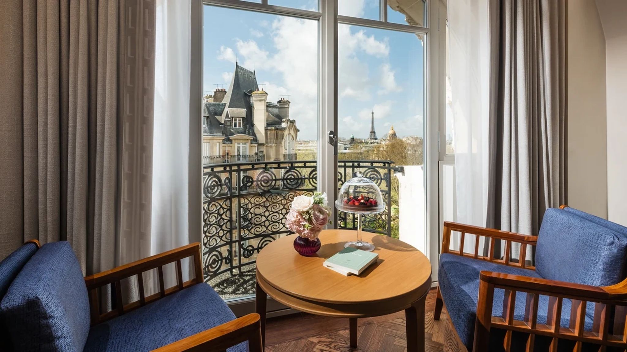 Eiffel Deluxe Balcony poltrona confortavel - quarto vista paris - quarto com vista