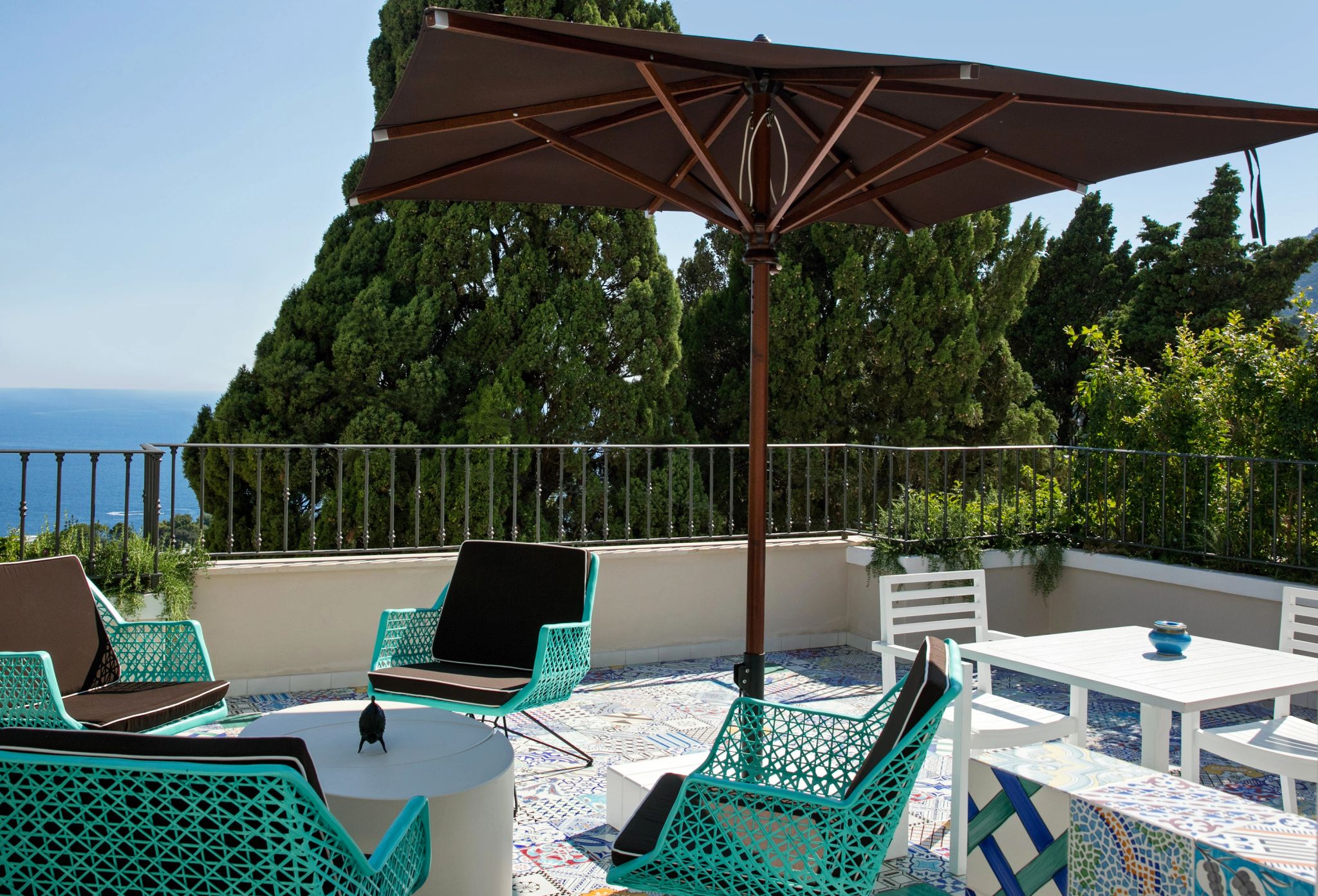 Chantecler Suite Garden and Partial Sea View terraco mobiliado – jardim – mesa de jantar