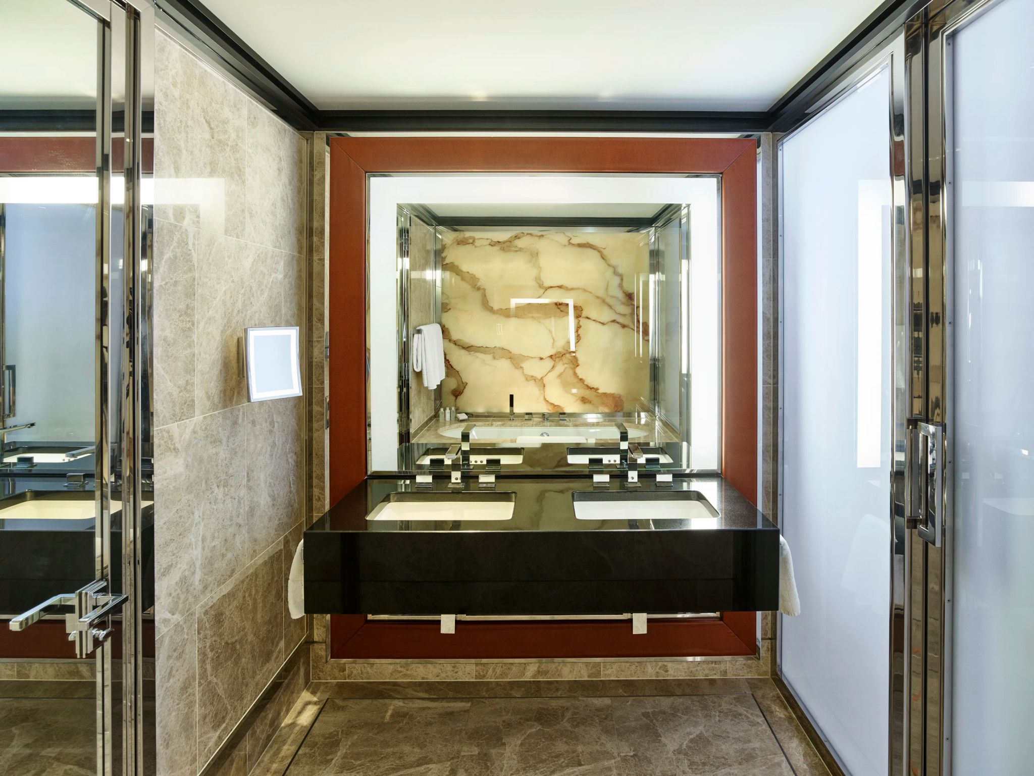 banheiro em mármore - banheiro com pia dupla