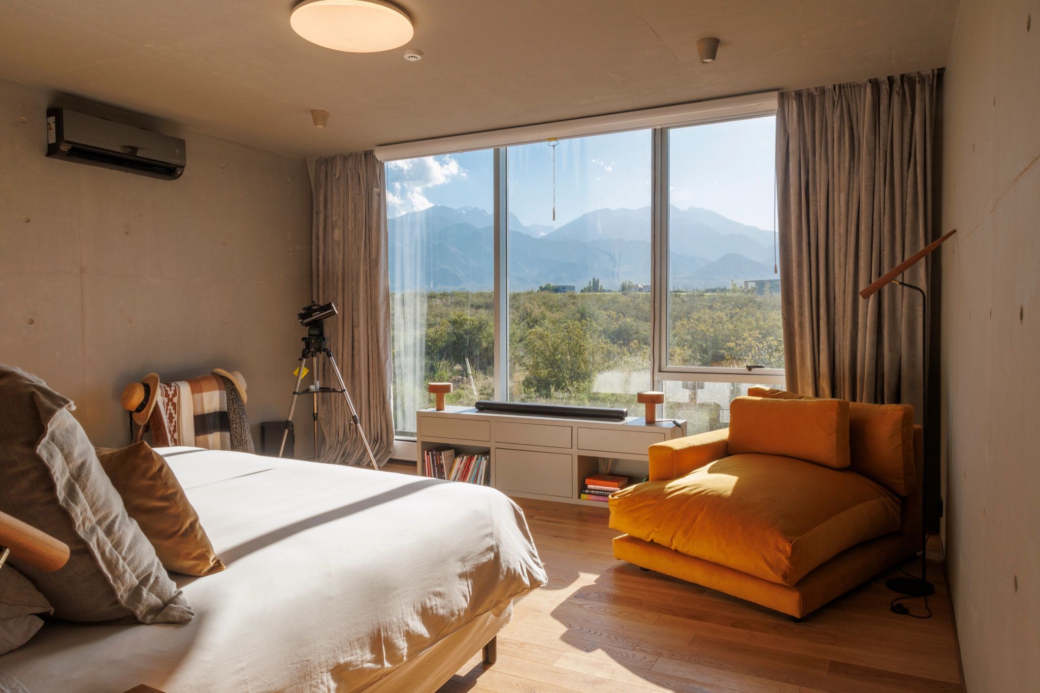 Casa La Amada cama de casal em ambiente sofisticado com paisagem