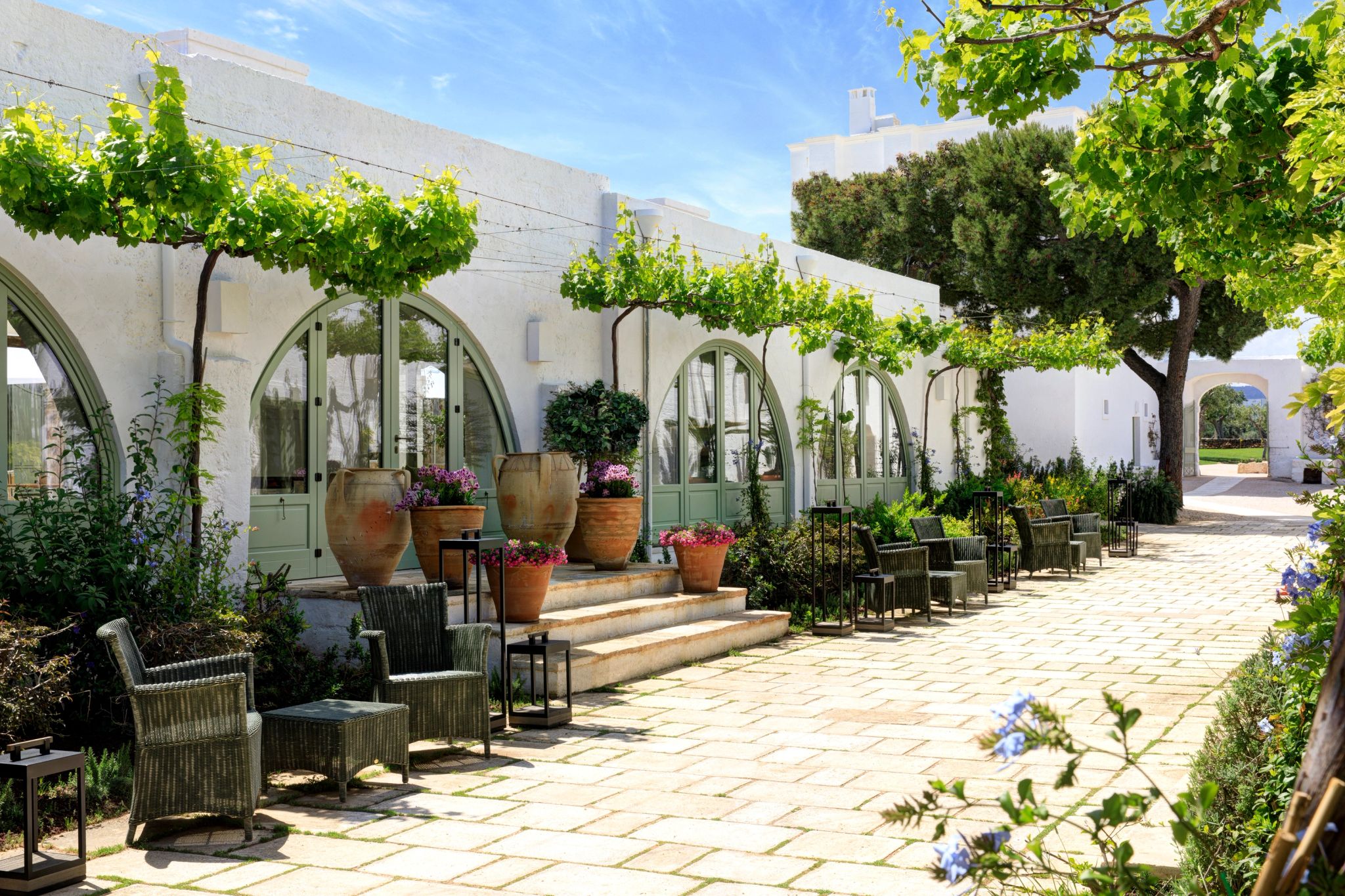 terraço de luxo - terraço com flores - jardim - area externa hotel - lazer ao ar livre