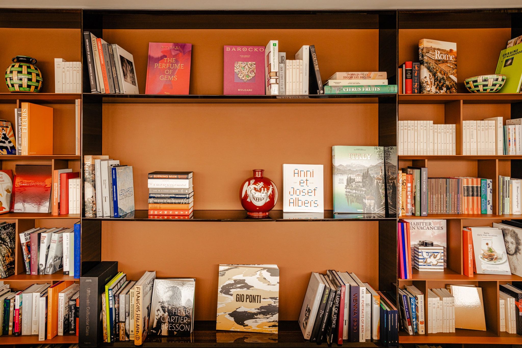 Bvlgari Penthouse biblioteca - espaço de leitura - estante de livros - objetos de decoração