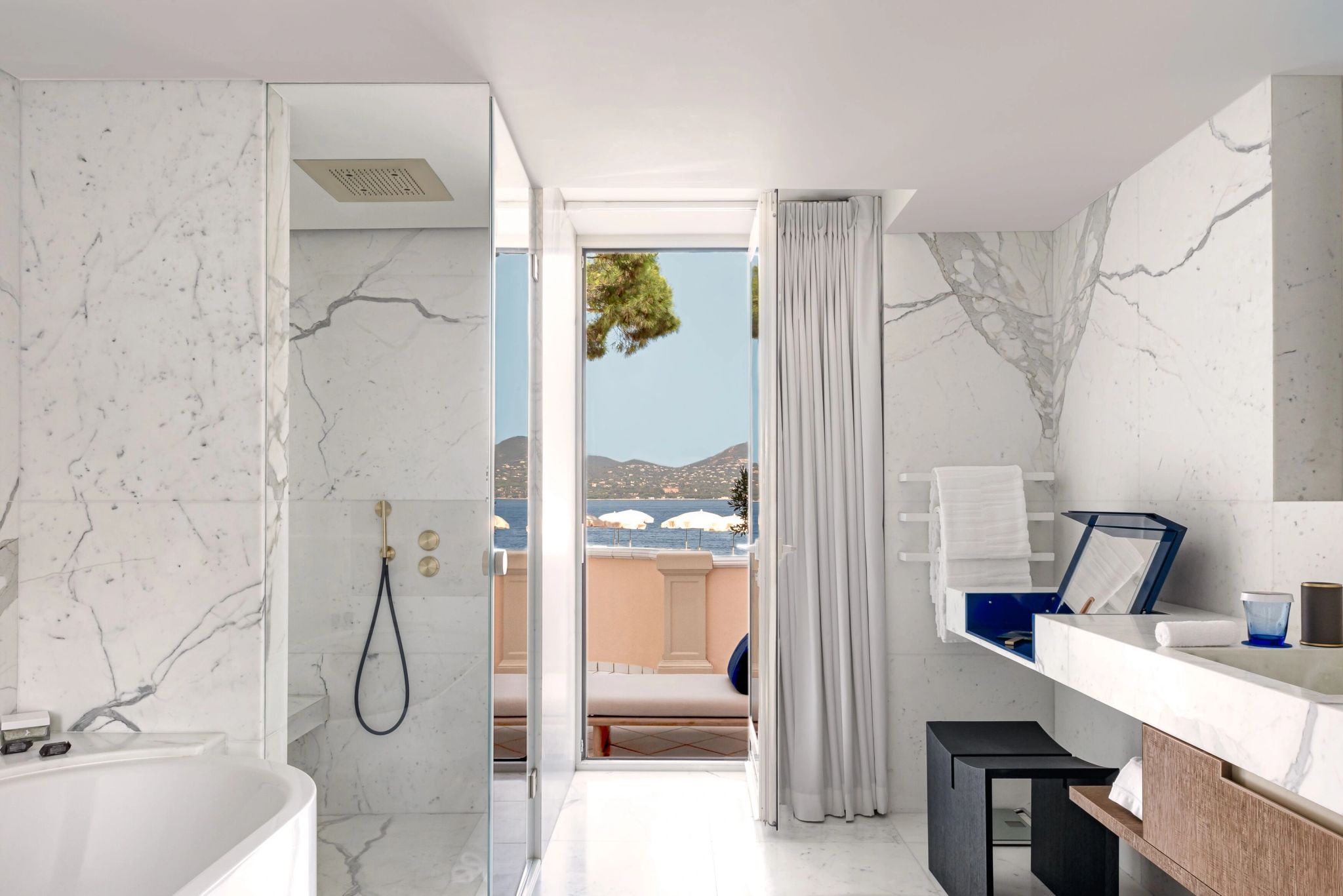 Pool View Junior Suite banheiro com vista – banheiro de luxo – banheiro de marmore