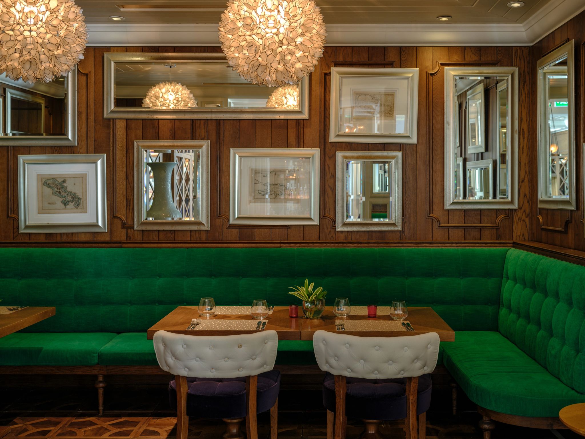 mesas postas com poltronas verdes - bar premium - restaurante do hotel