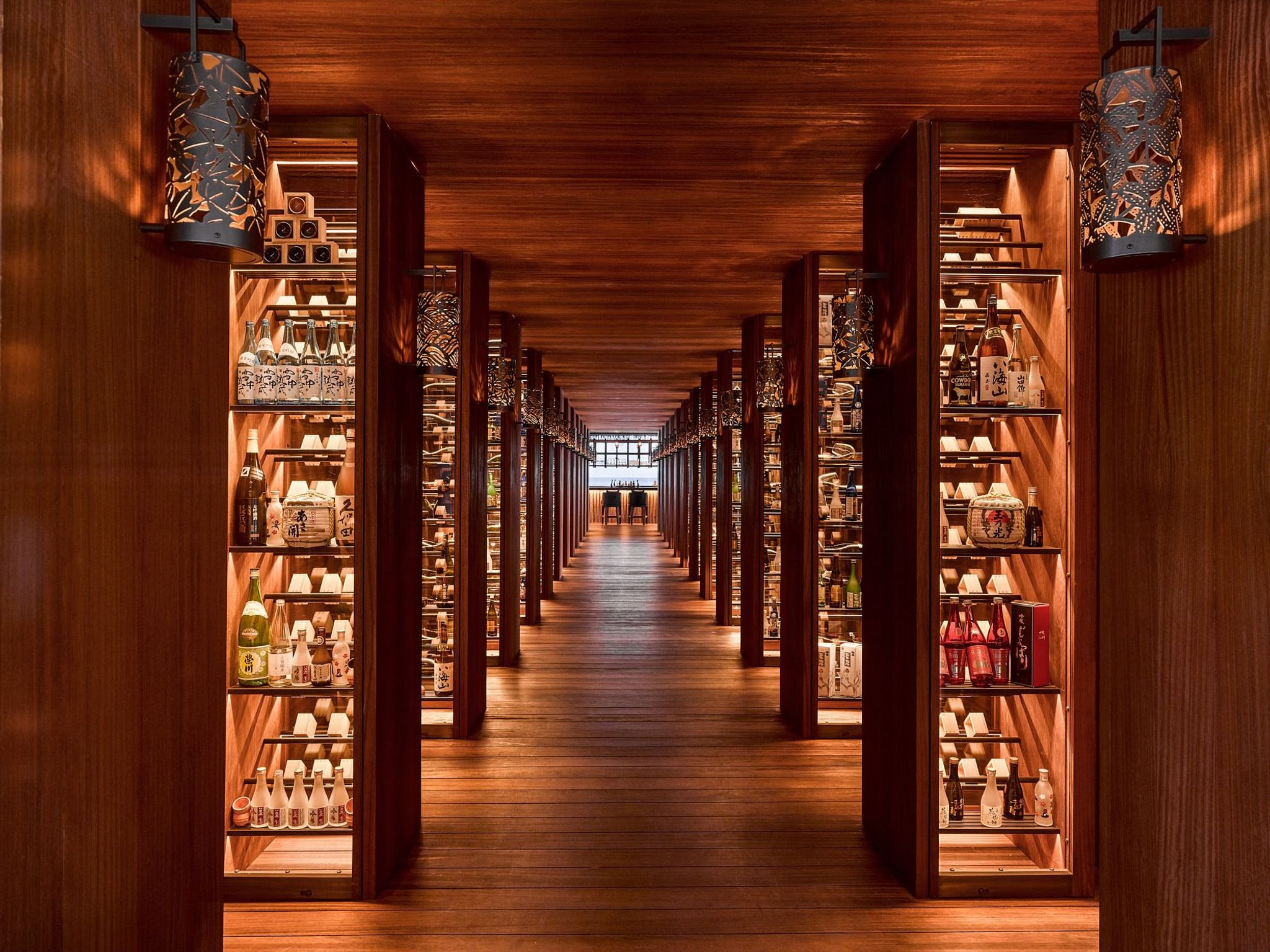 vitrine de bebidas - decoraçao japonesa - restaurante japones nas maldivas