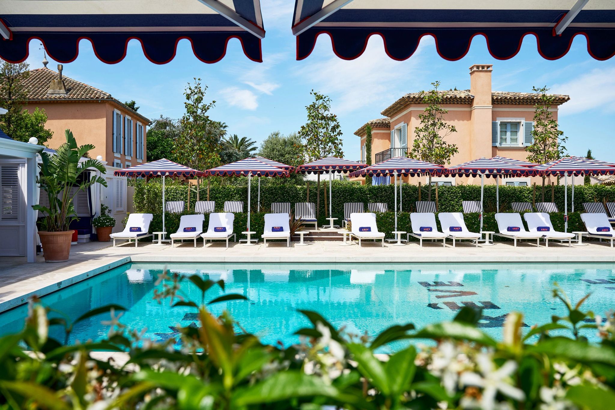 Piscina deck piscina arev - espreguiçadeiras luxo - relax hotel