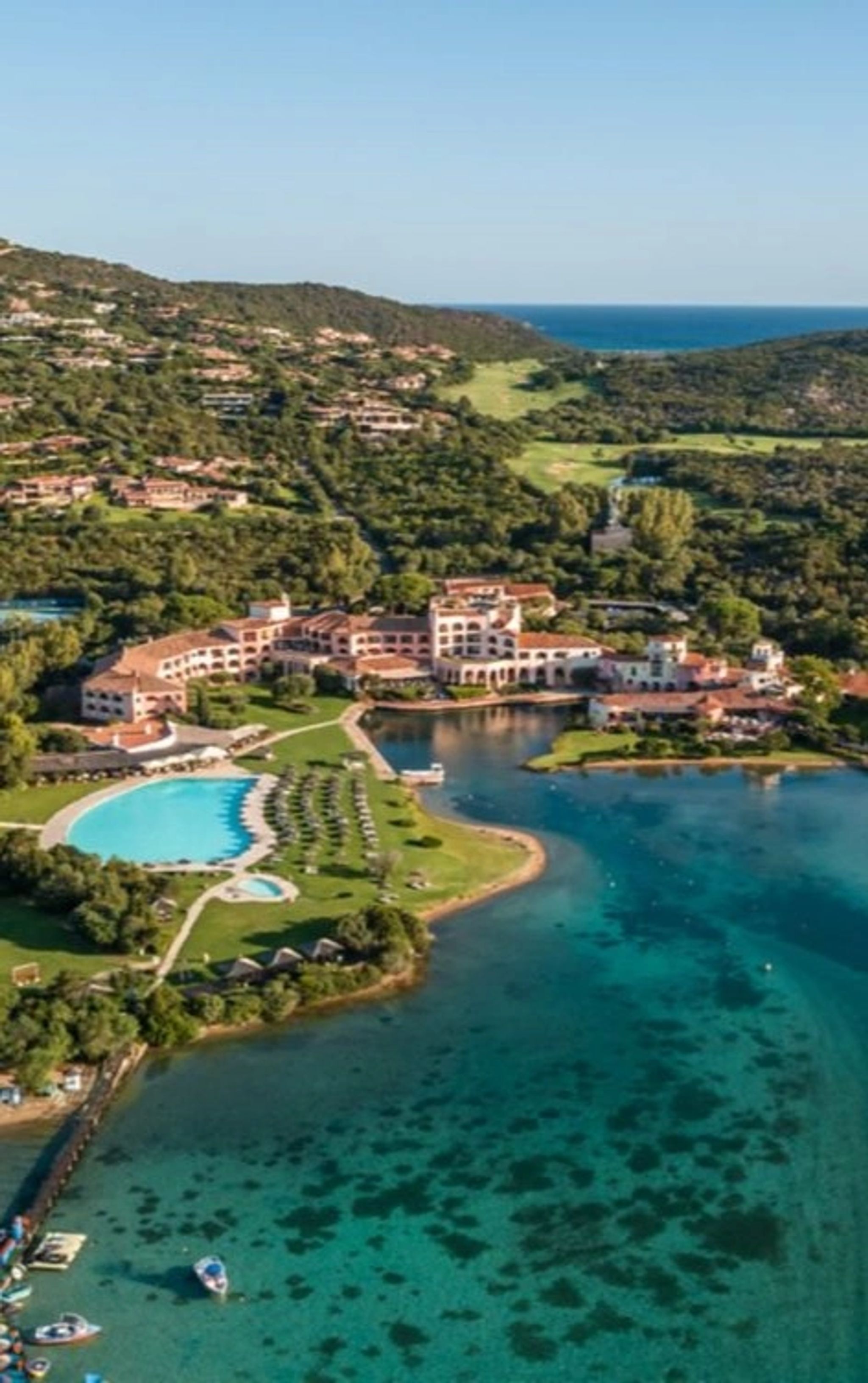 vista aerea - hotel com piscina - hotel frente mar - hotel cala di volpe