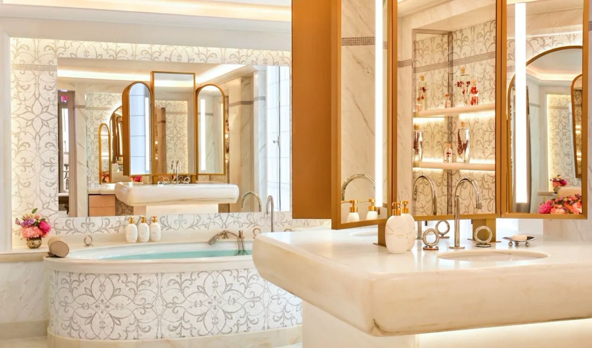 Royal Suite banheiro marmore - banheira imersao - lavabo suite