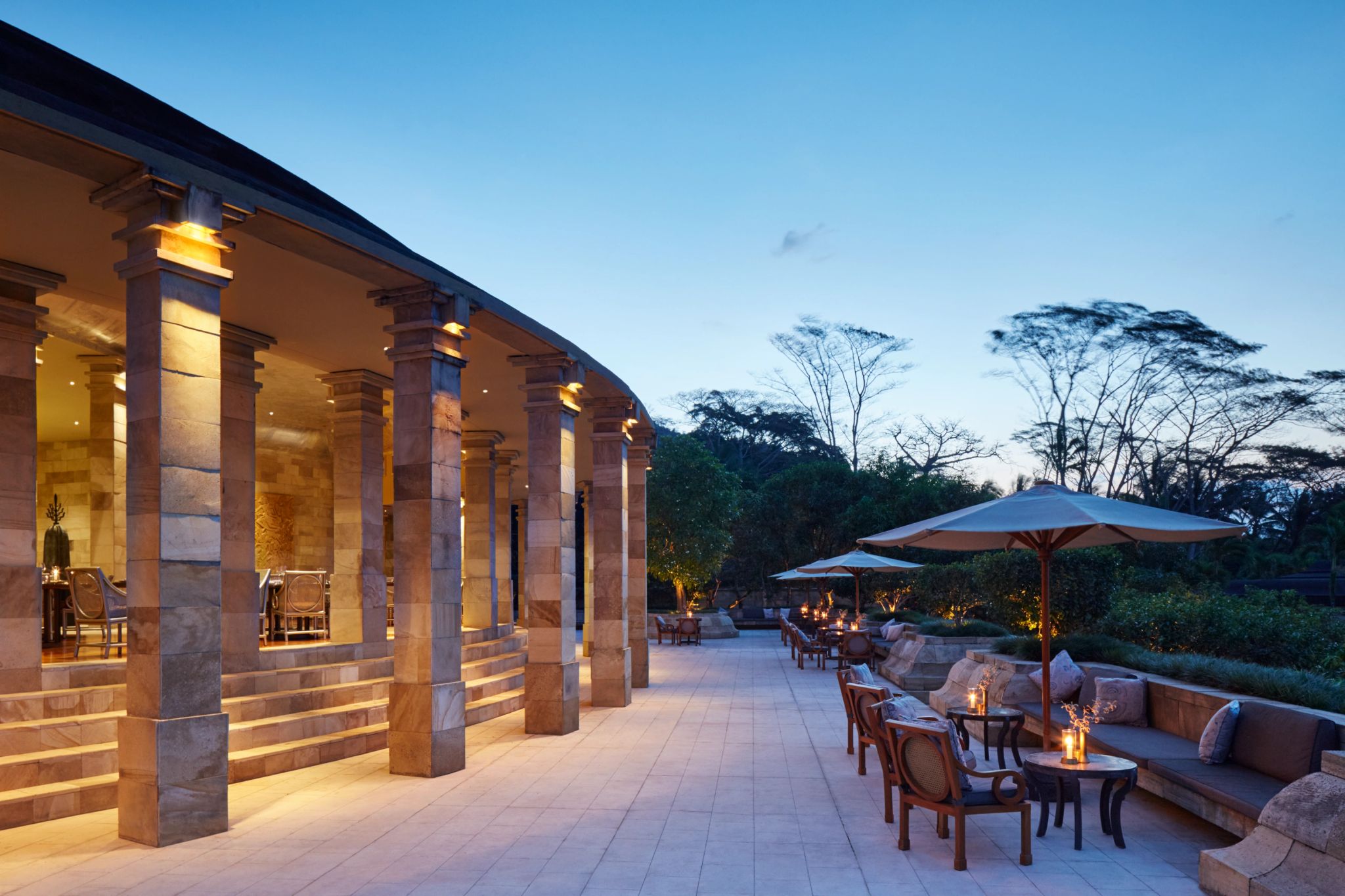 terraço externo - hotel amanjiwo - gastronomia de luxo