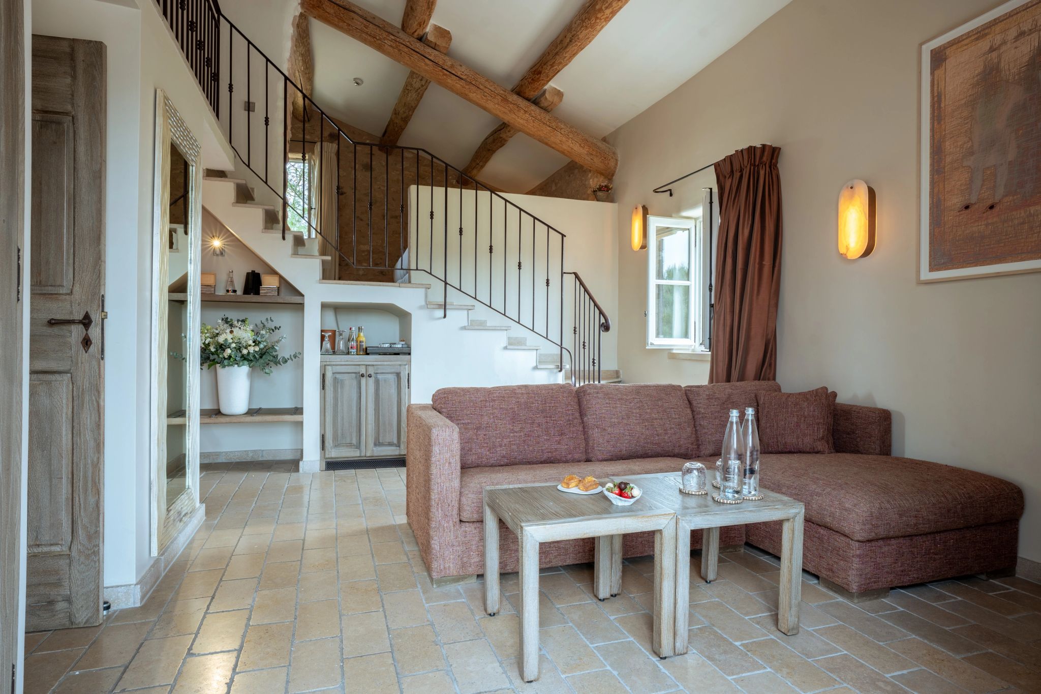 Family Duplex Suite sala de estar - sofa confortavel - suite de dois andares - suite duplex - suite de luxo