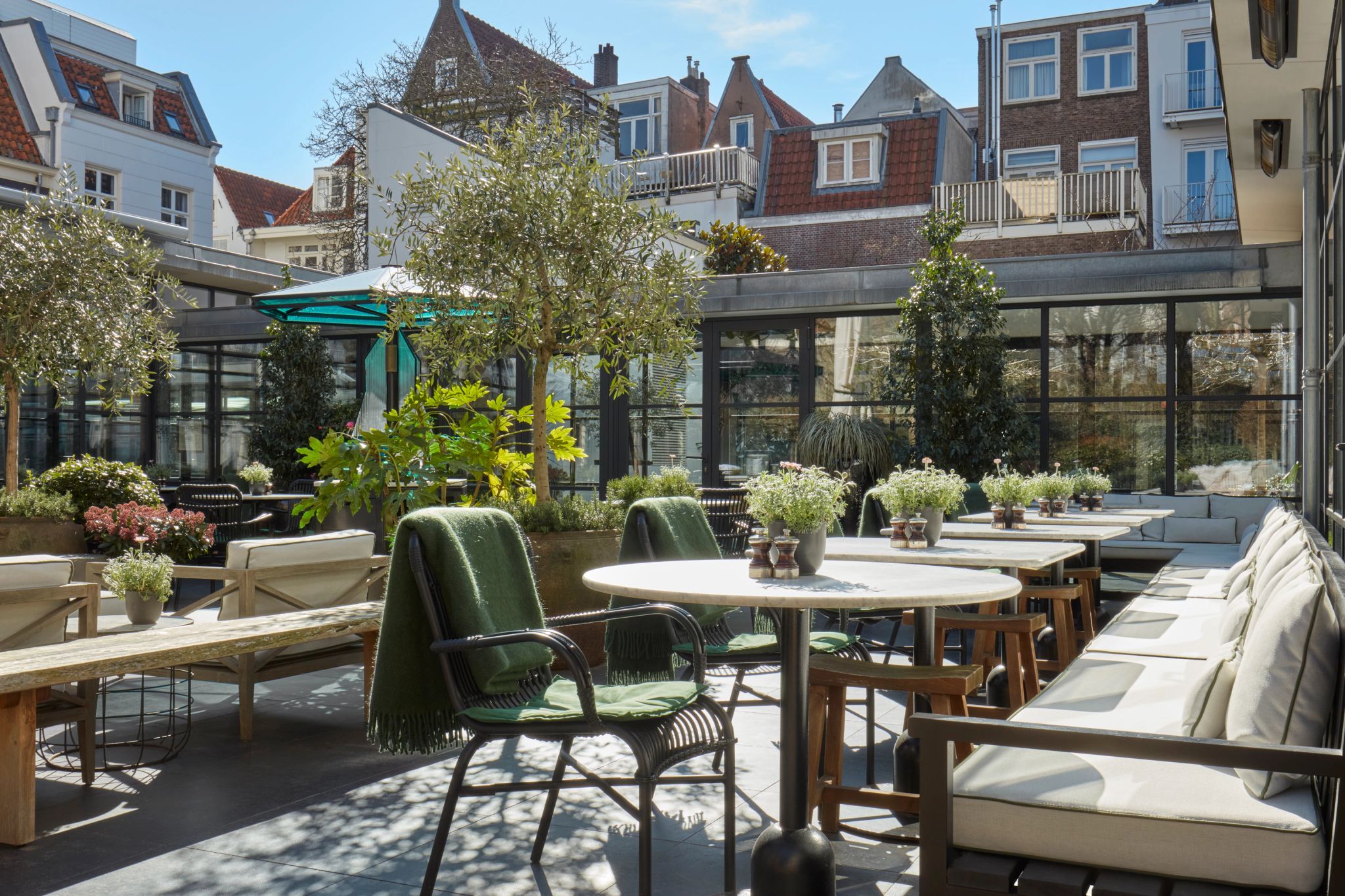 Pulitzer Garden terraço com mesas - area externa elegante - restaurante ao ar livre