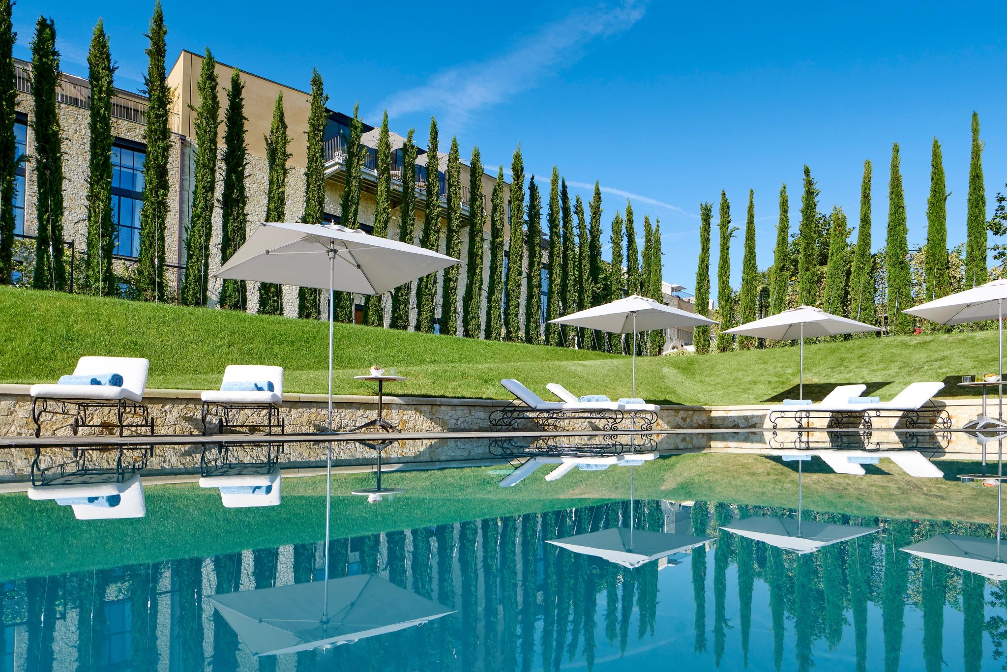 Piscina externa do hotel piscina externa – piscina de luxo – area de lazer - lazer ao ar livre - banho de sol