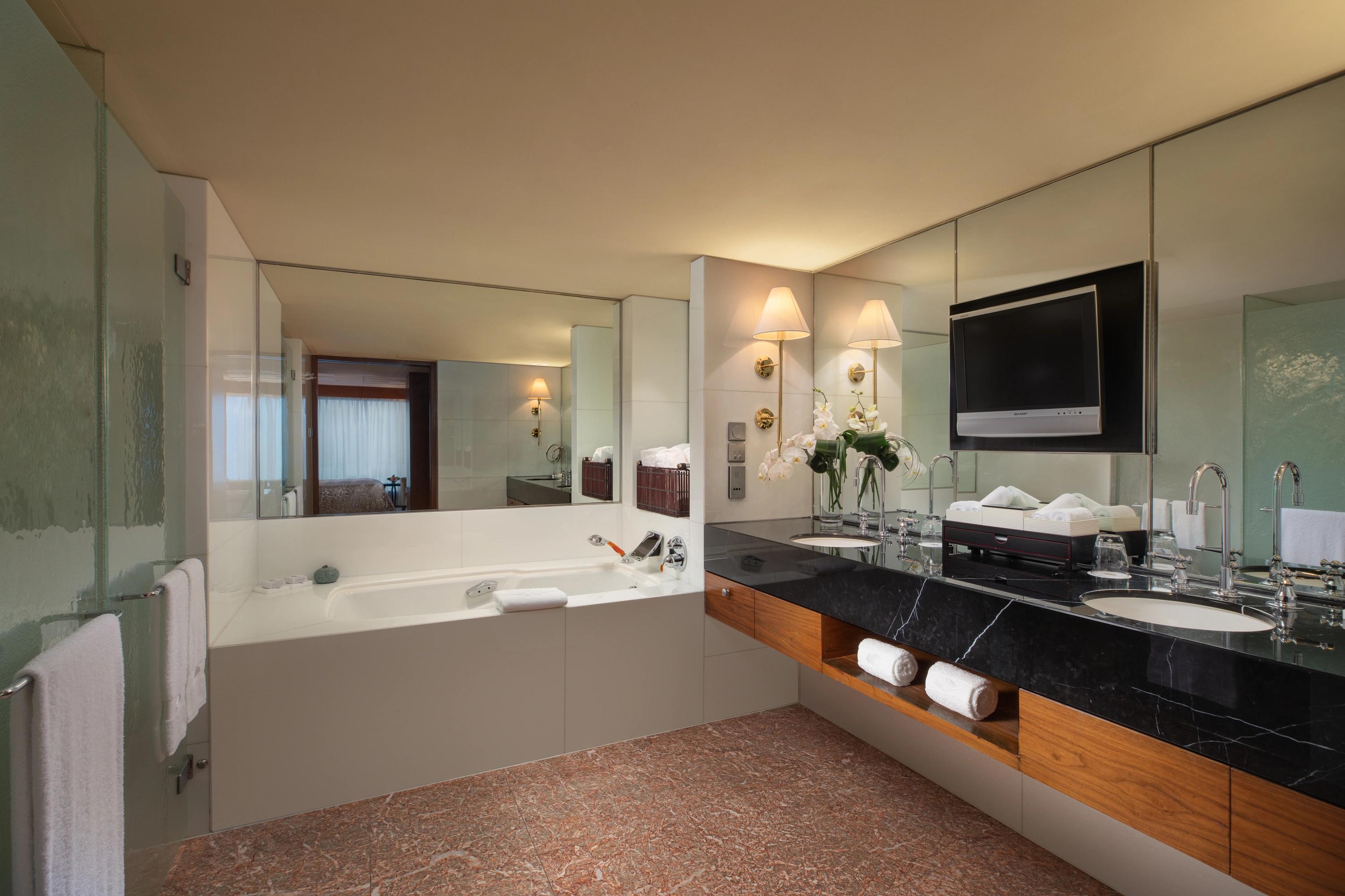 banheiro da suite – suite de luxo - banheira de imersao - banheiro moderno - pia dupla