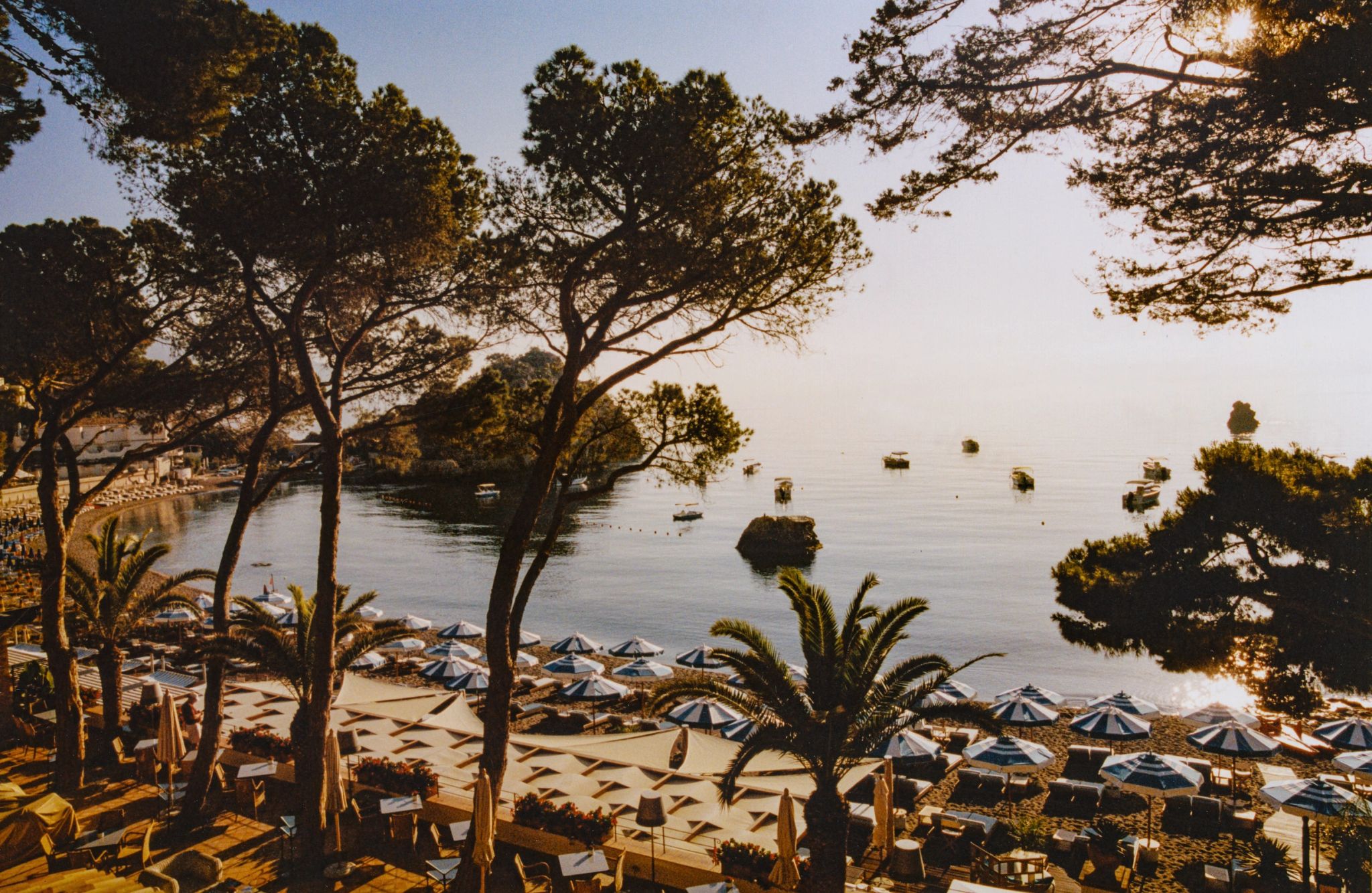 cabanas na praia – praia de taormina – belmond sant andrea 