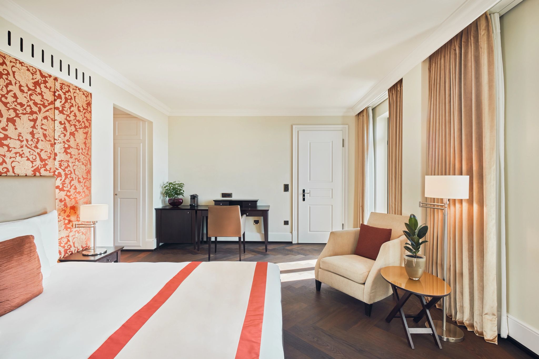 quarto amplo - quarto de luxo - quarto com varanda - cama king - quarto moderno