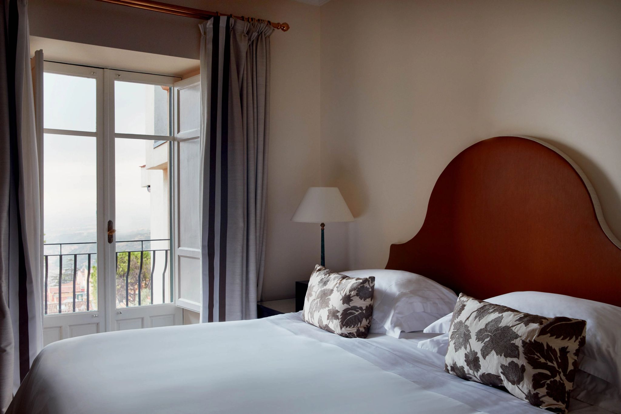 cama de casal – quarto de luxo - vista mar