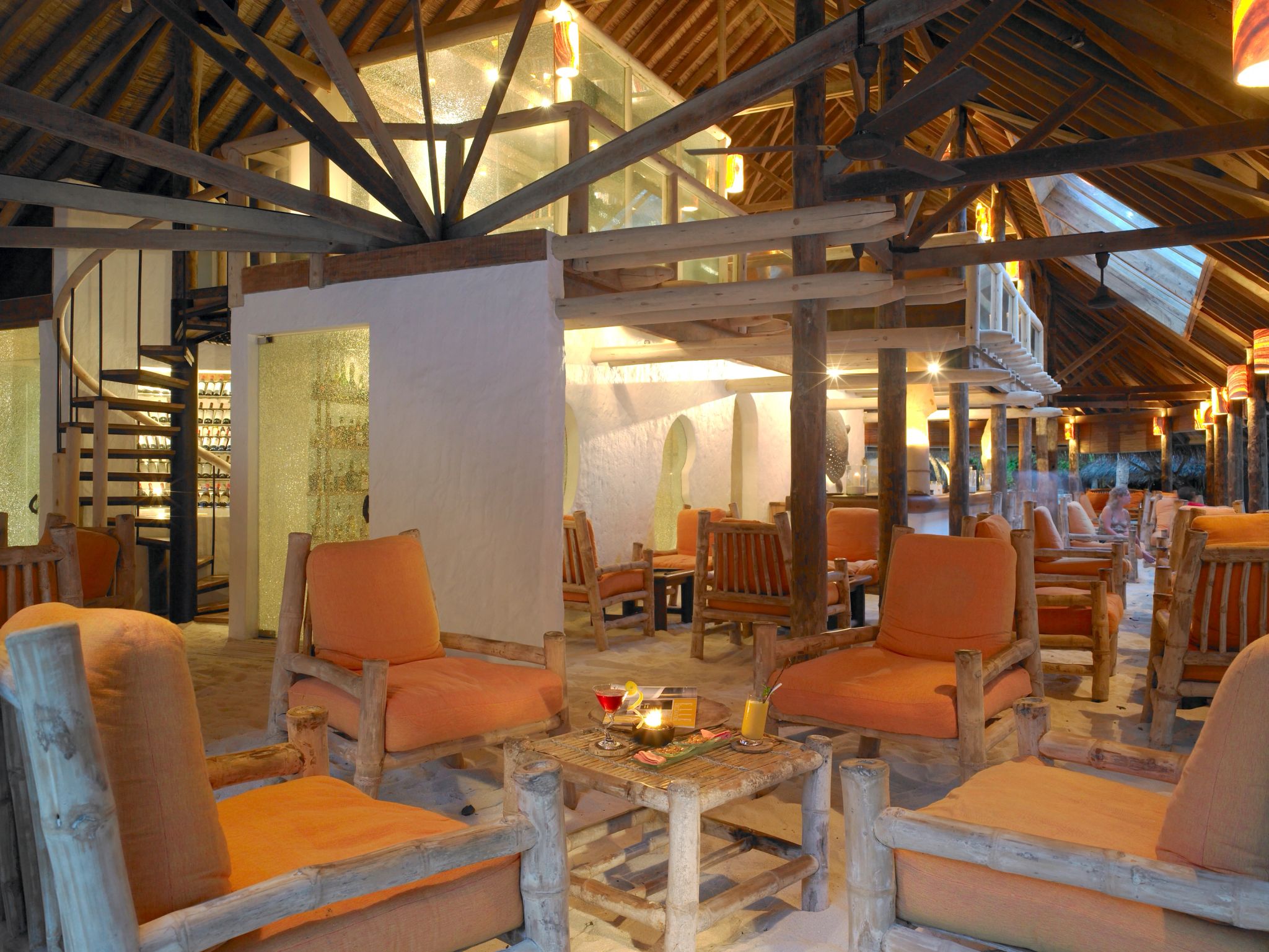 Soneva Fushi By The Bar  bar sofisticado interno - estacao bebidas premium - ambiente noturno luxo
