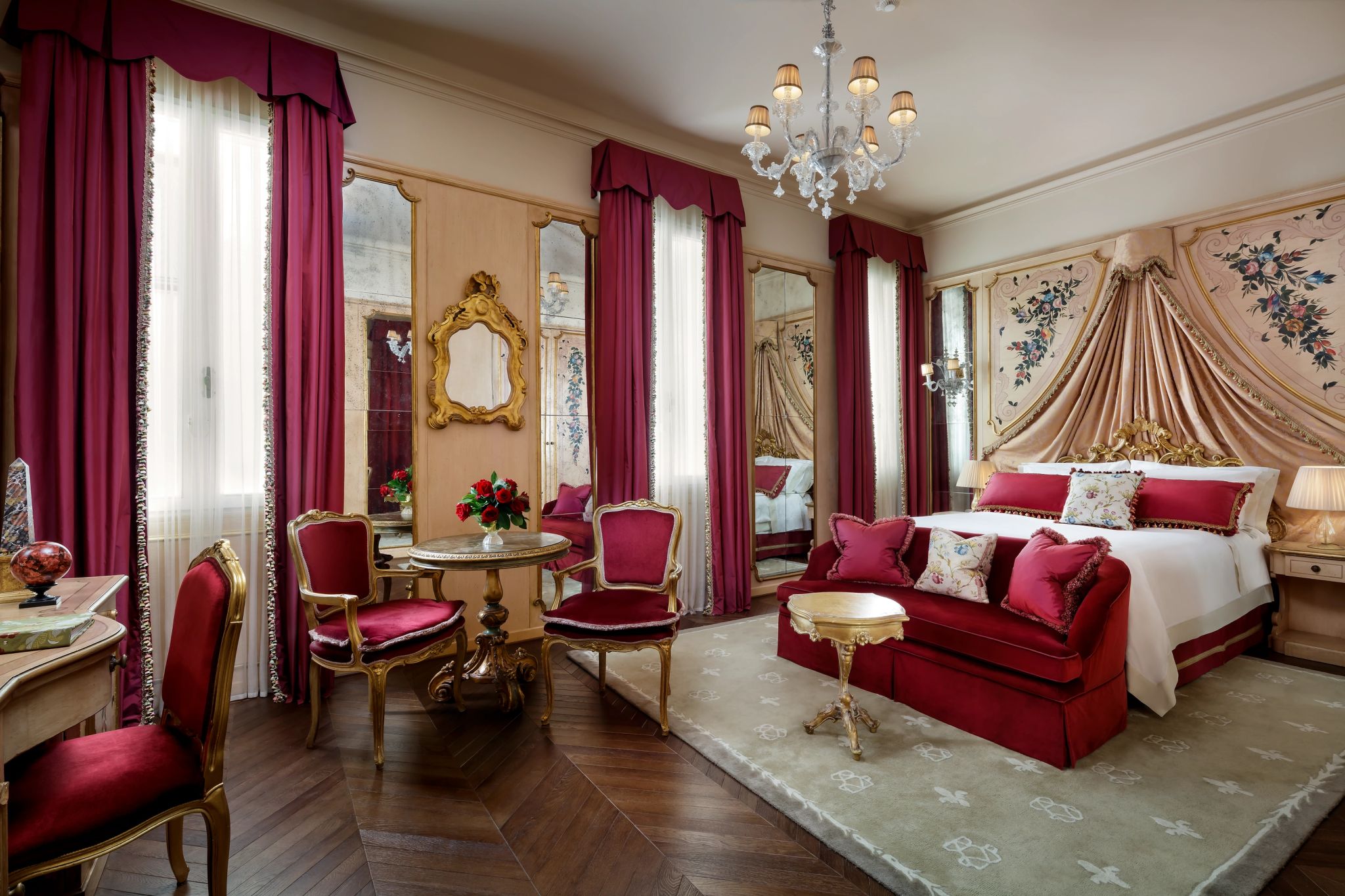 quarto venetian com tons vermelhos - charme classico - cama king