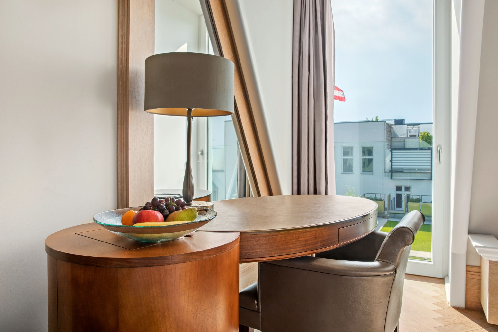 One King Bed Deluxe mesa de trabalho – vista quarto - decoraçao elegante