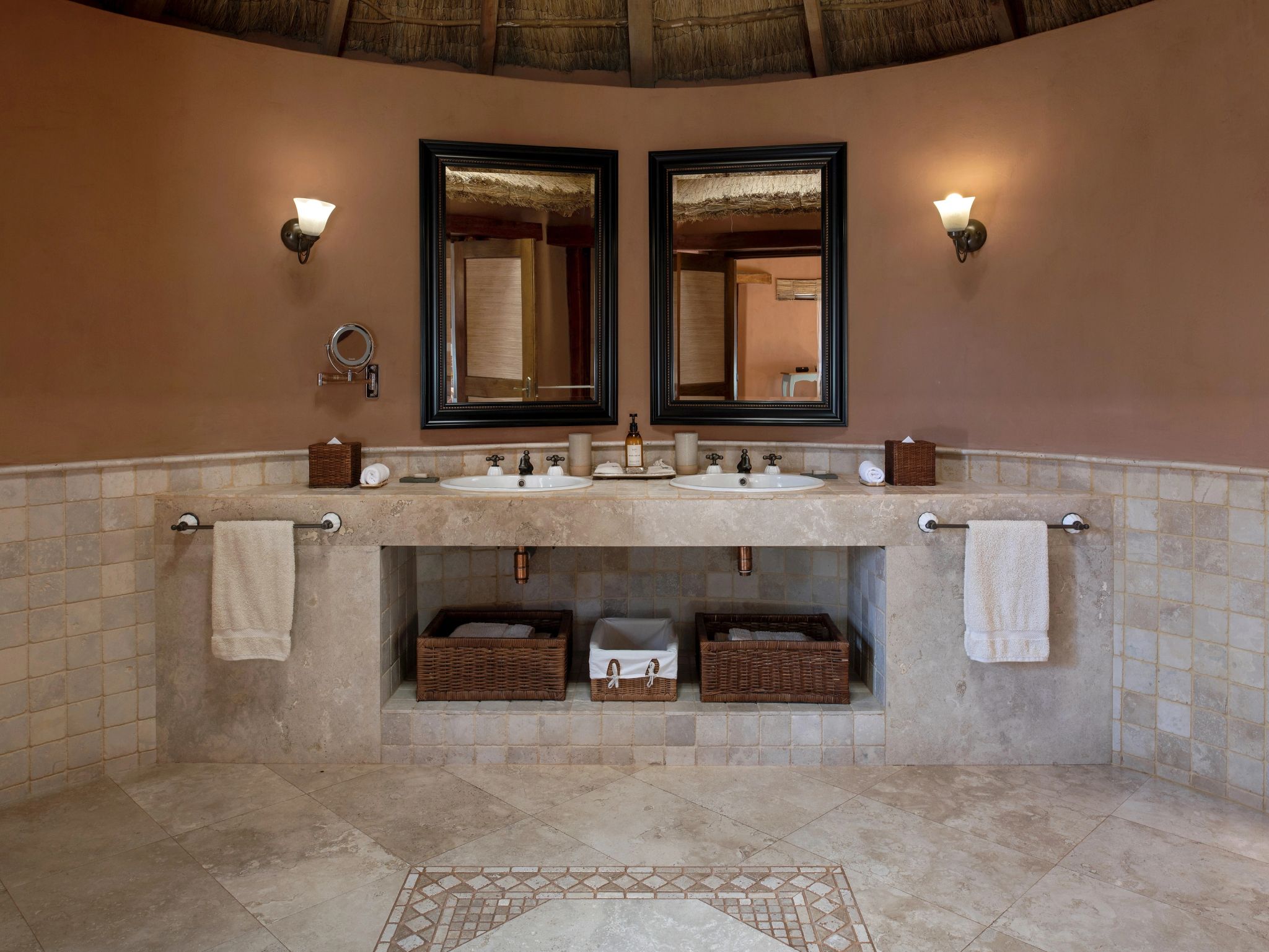 Superior Round Suite banheiro com pia dupla - banheiro amplo - pia dupla