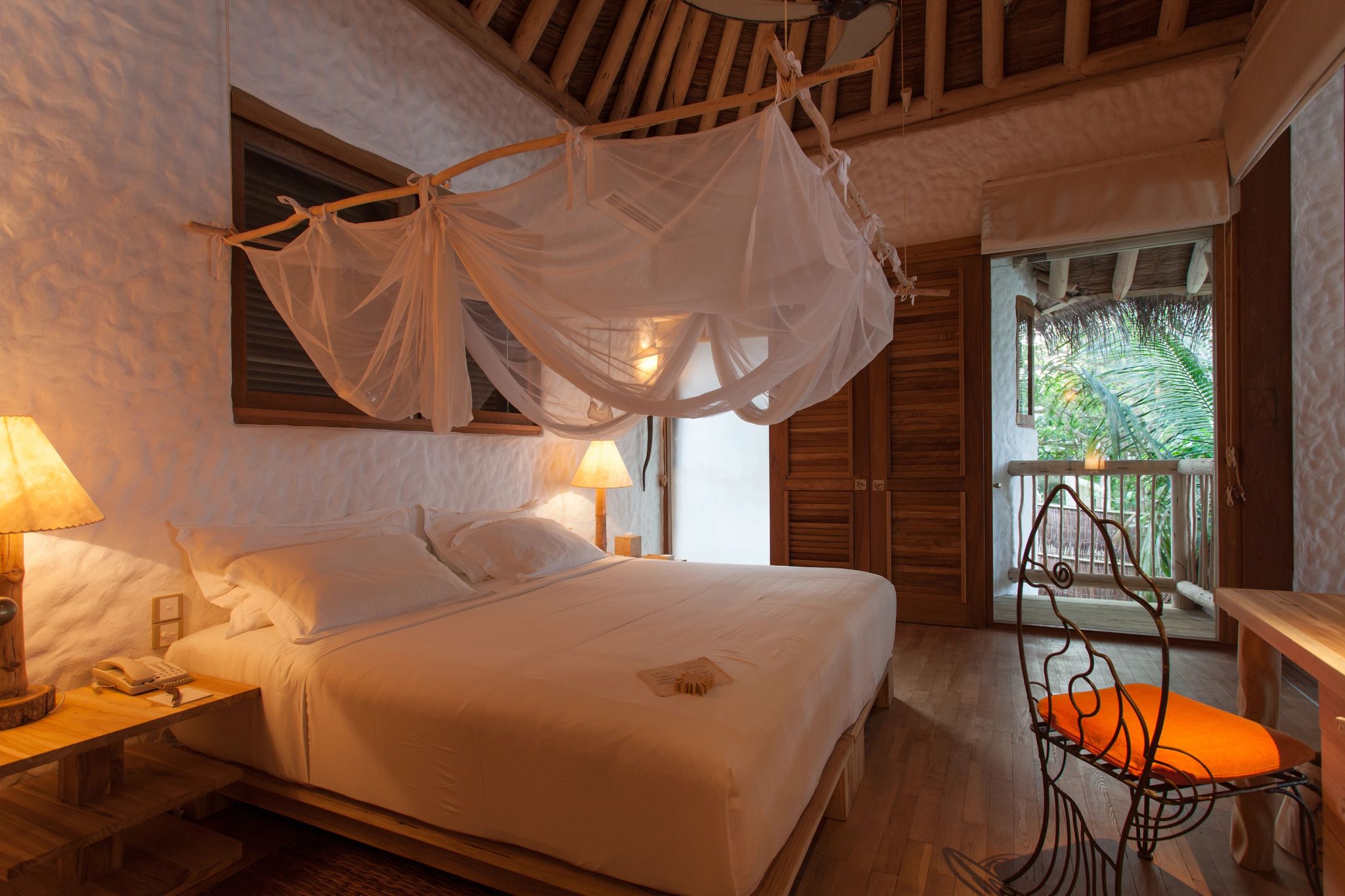 Crusoe Suite Pool bancada madeira maldivas - banheiro espacoso luxo - luz natural suite