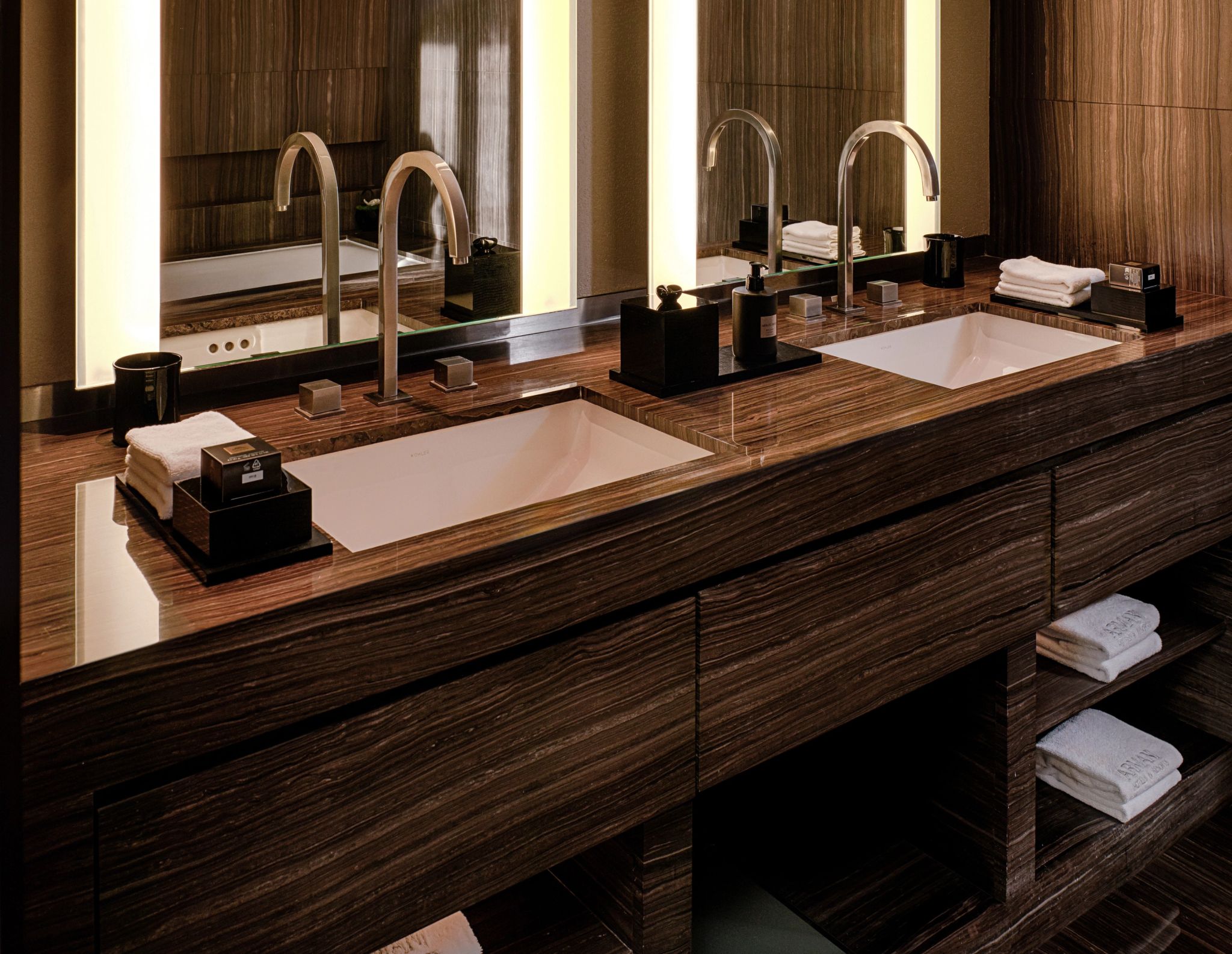 Armani Executive Suite banho premium – banheiro de luxo – pia dupla