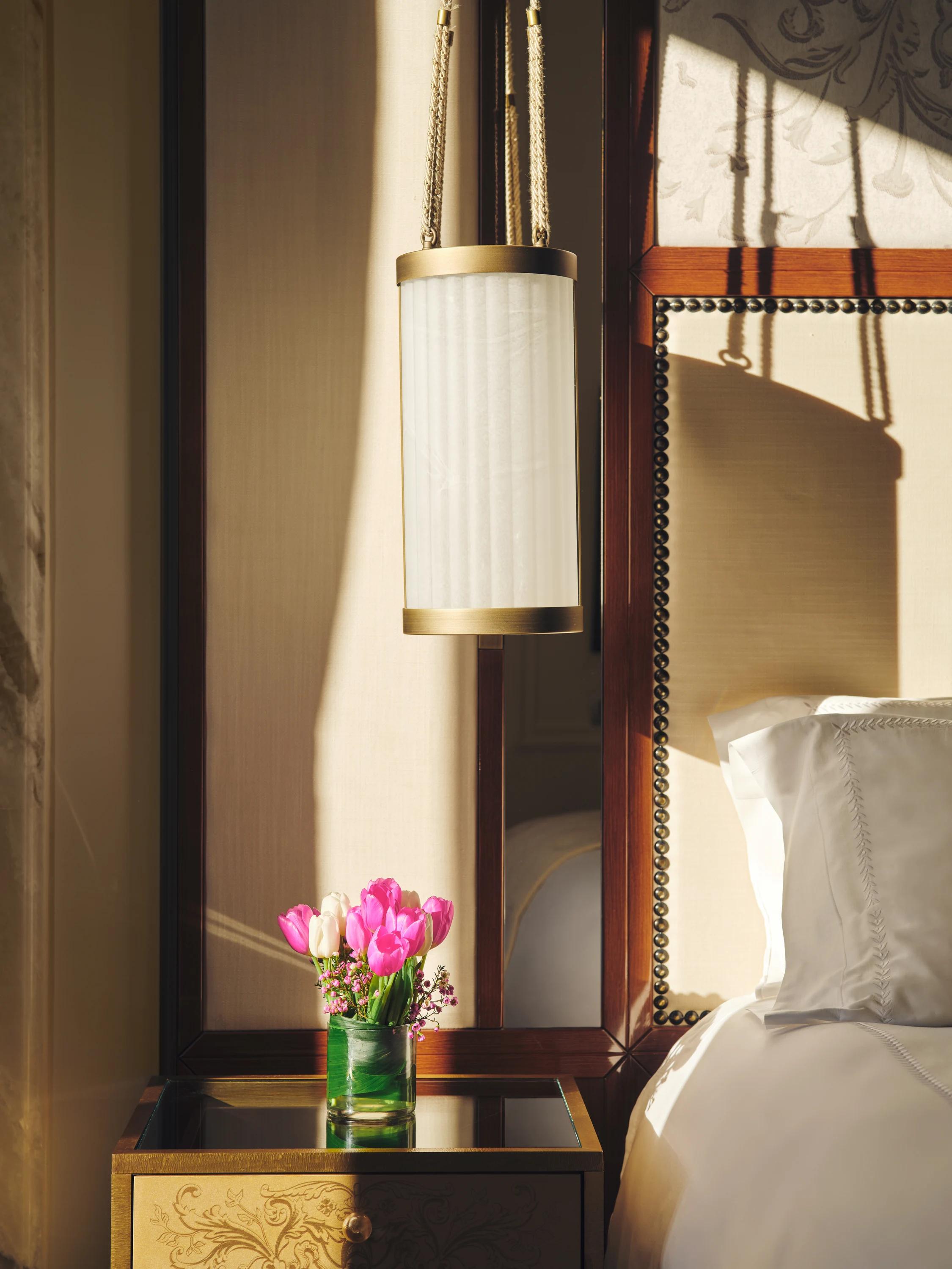 vaso de flores - quarto iluminado - quarto com cama king - quarto espaçoso