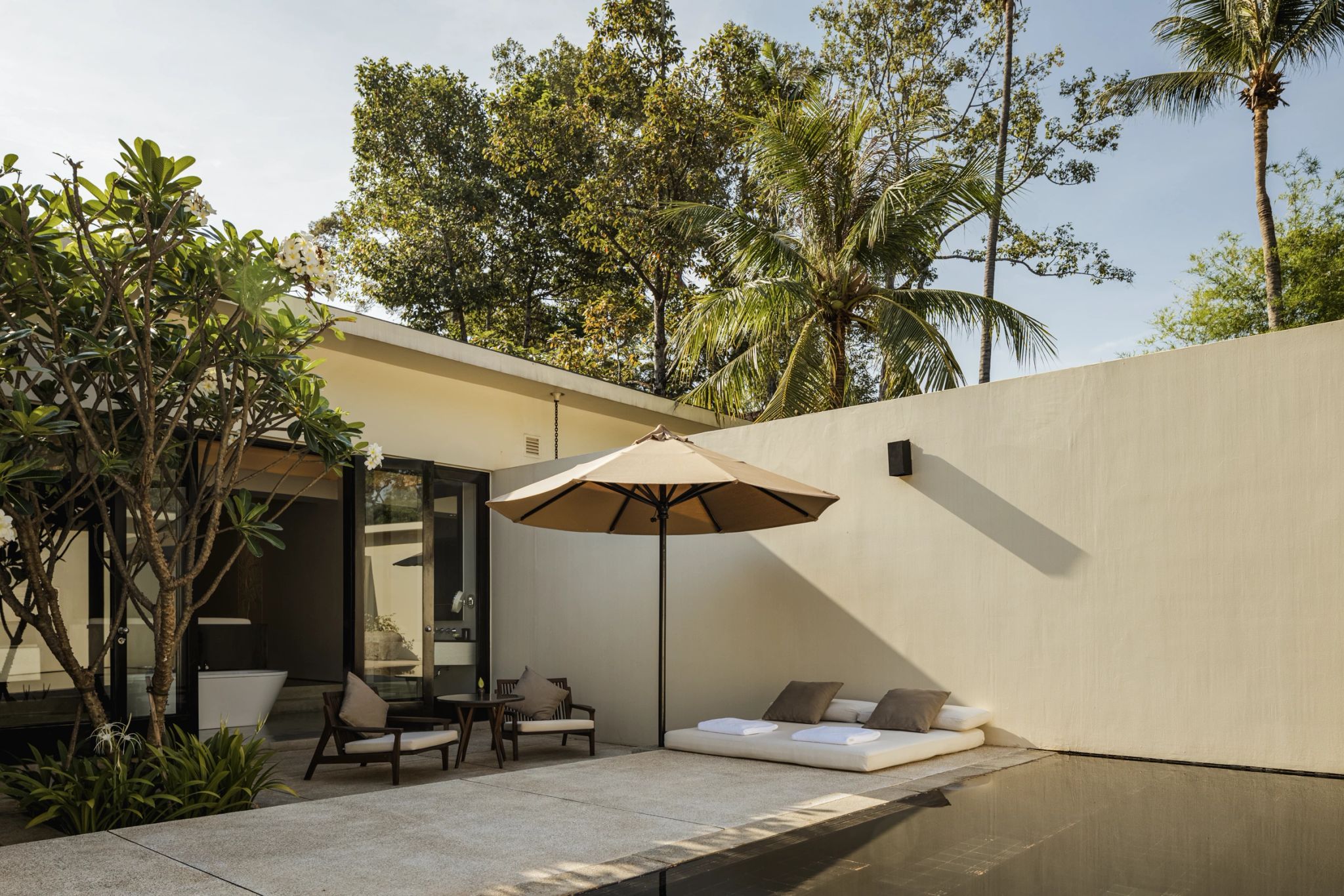 Pool Suite   suite com piscina - natureza - design clean