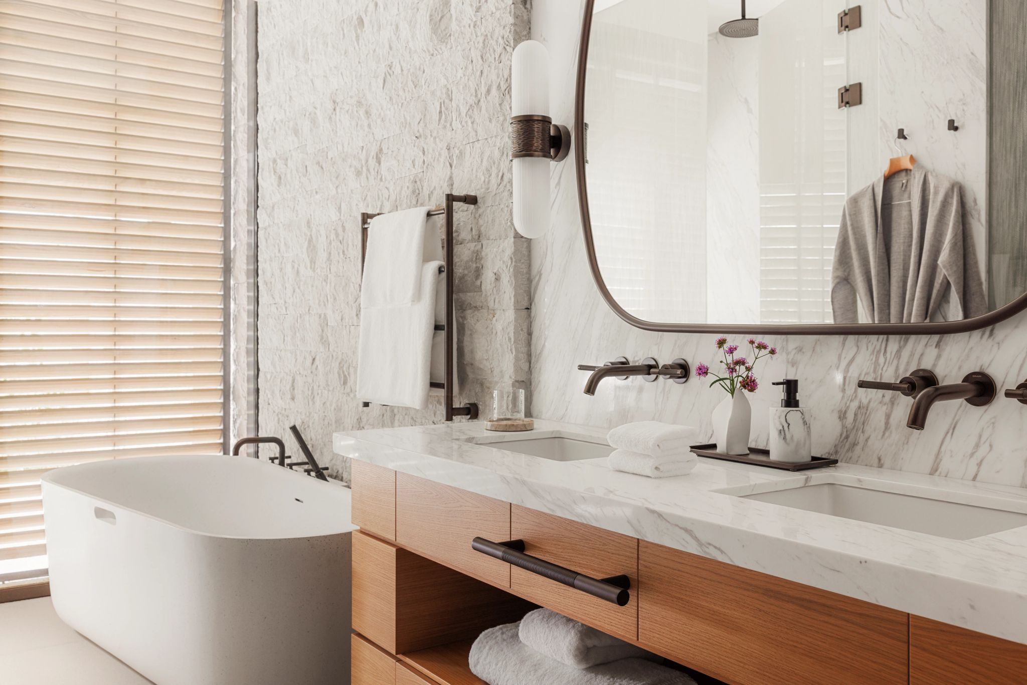 Two Bedroom Suite banheiro de luxo – banheira de imersao – pia dupla