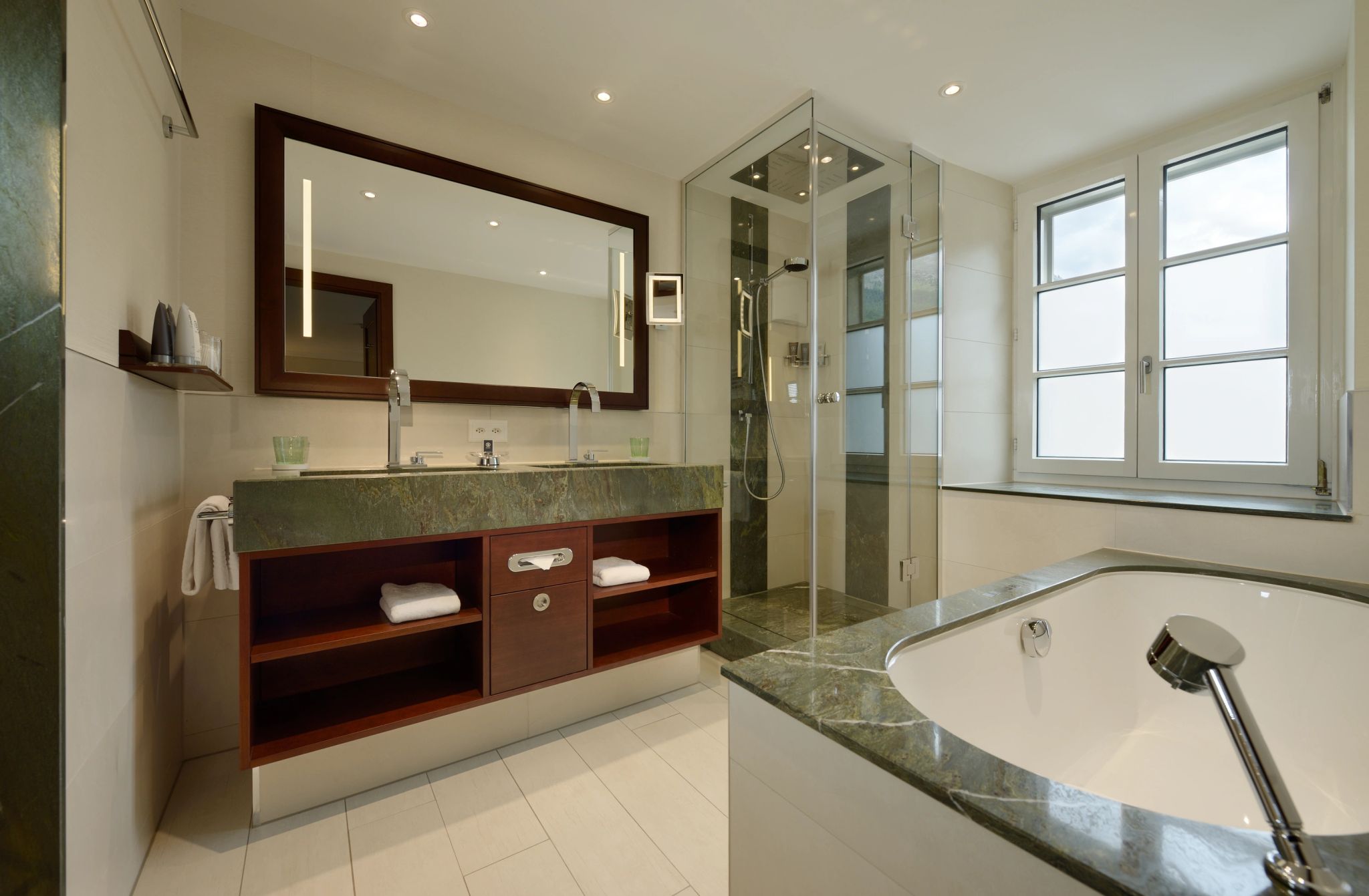 Alpine Classic banheiro grande - banho premium - banheira de luxo