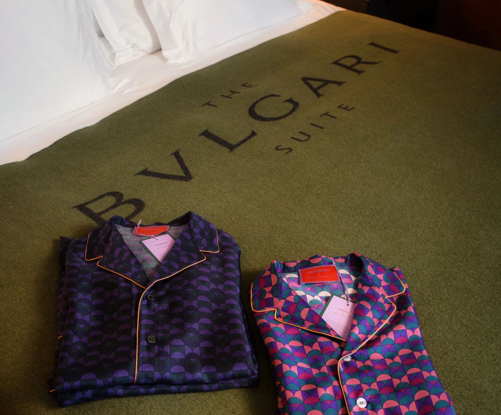 bulgari suite - roupao - roupas de luxo - moda bulgari - marcas de luxo - suite de luxo