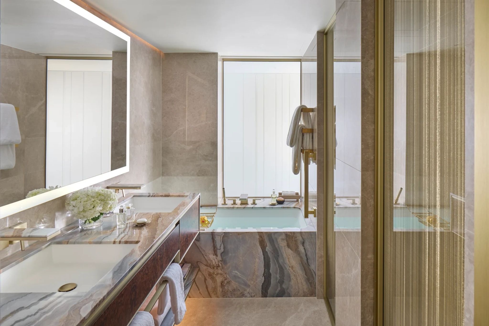 Three Bedroom Deluxe Suite banheiro em marmore - chuveiro e banheira - acabamento luxo