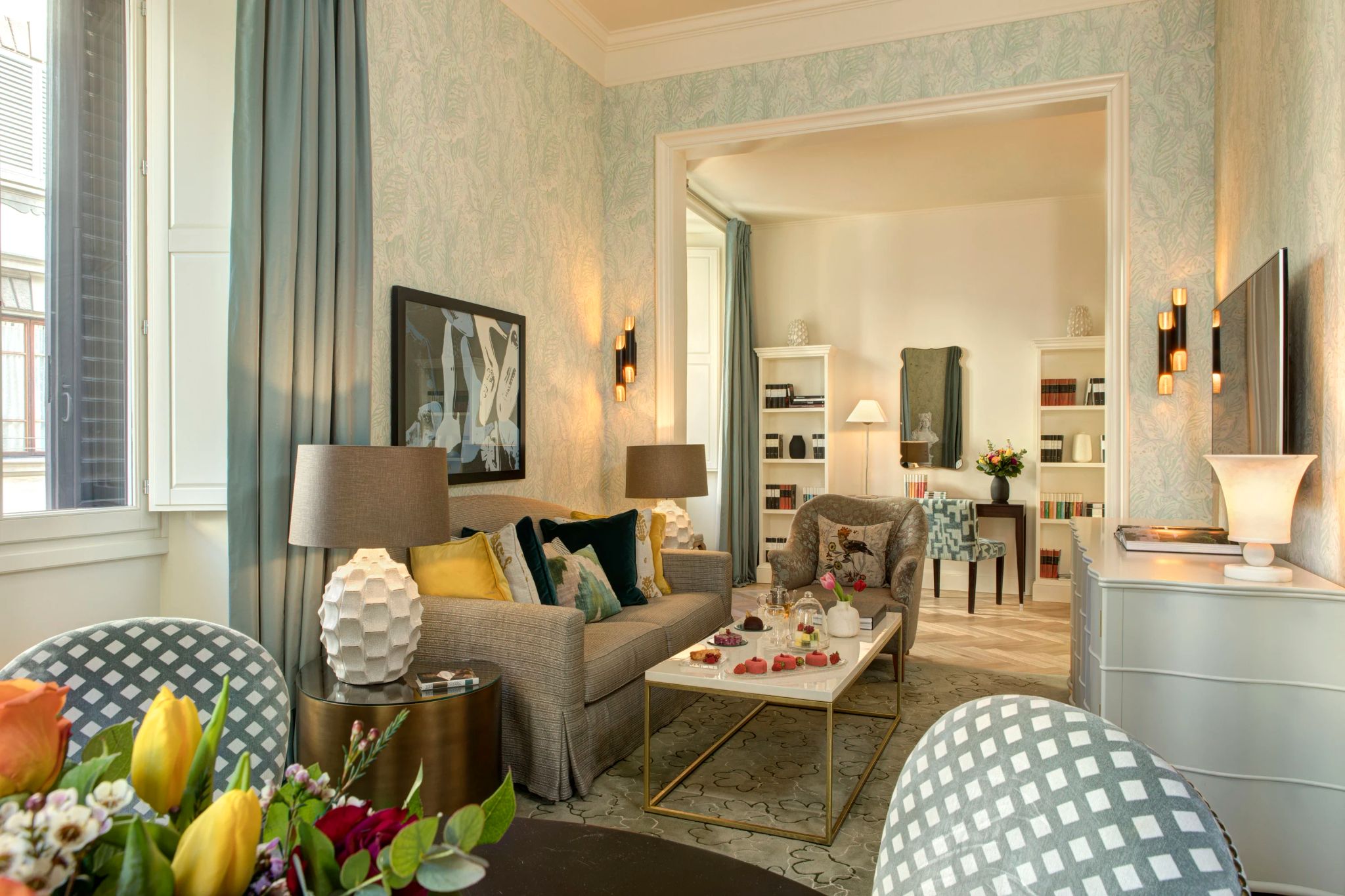 sala com tv – sala da suite – suite do hotel