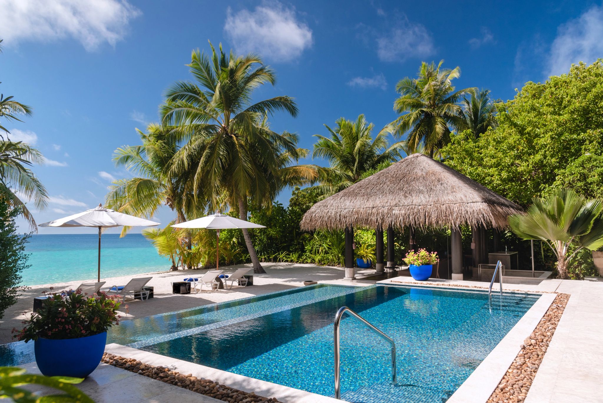 piscina privativa – mar azul turquesa – villa nas maldivas