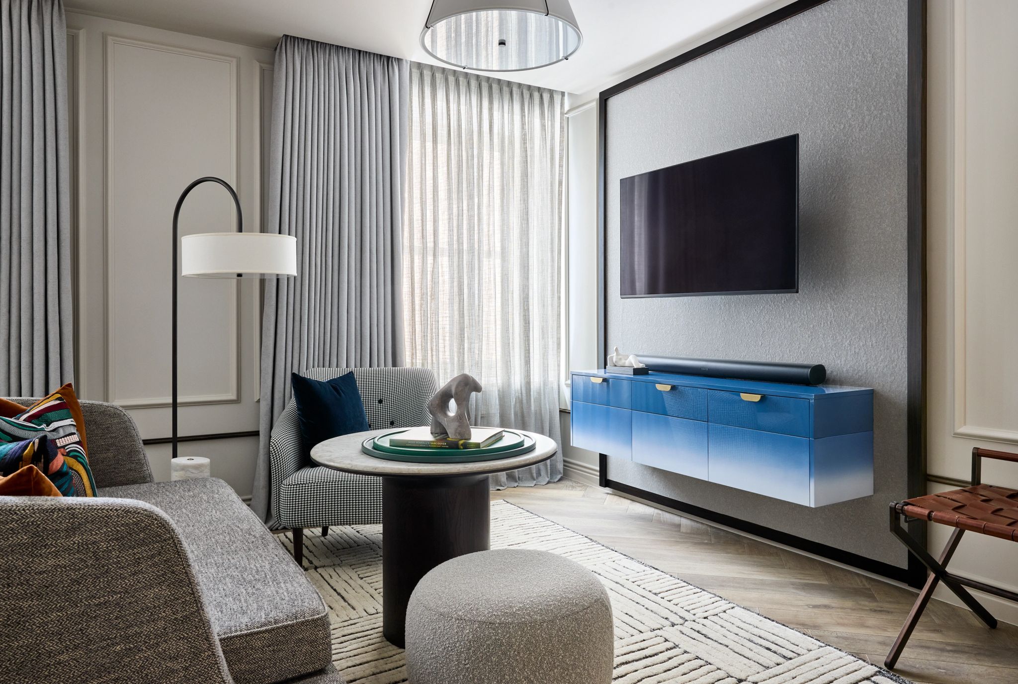 One Bedroom Coutyard City Suite sala de tv – decoraçao chique – suite luxuosa