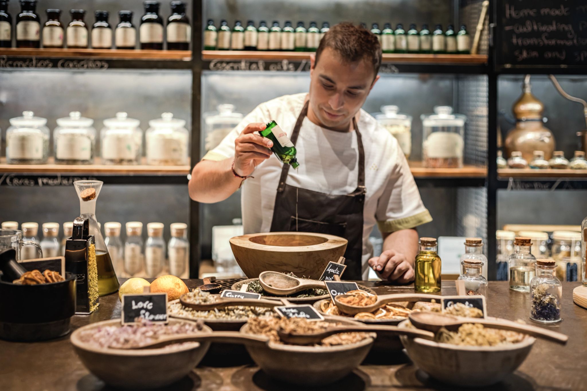 barman preparando drinks - bar luxo hotel - coquetelaria premium