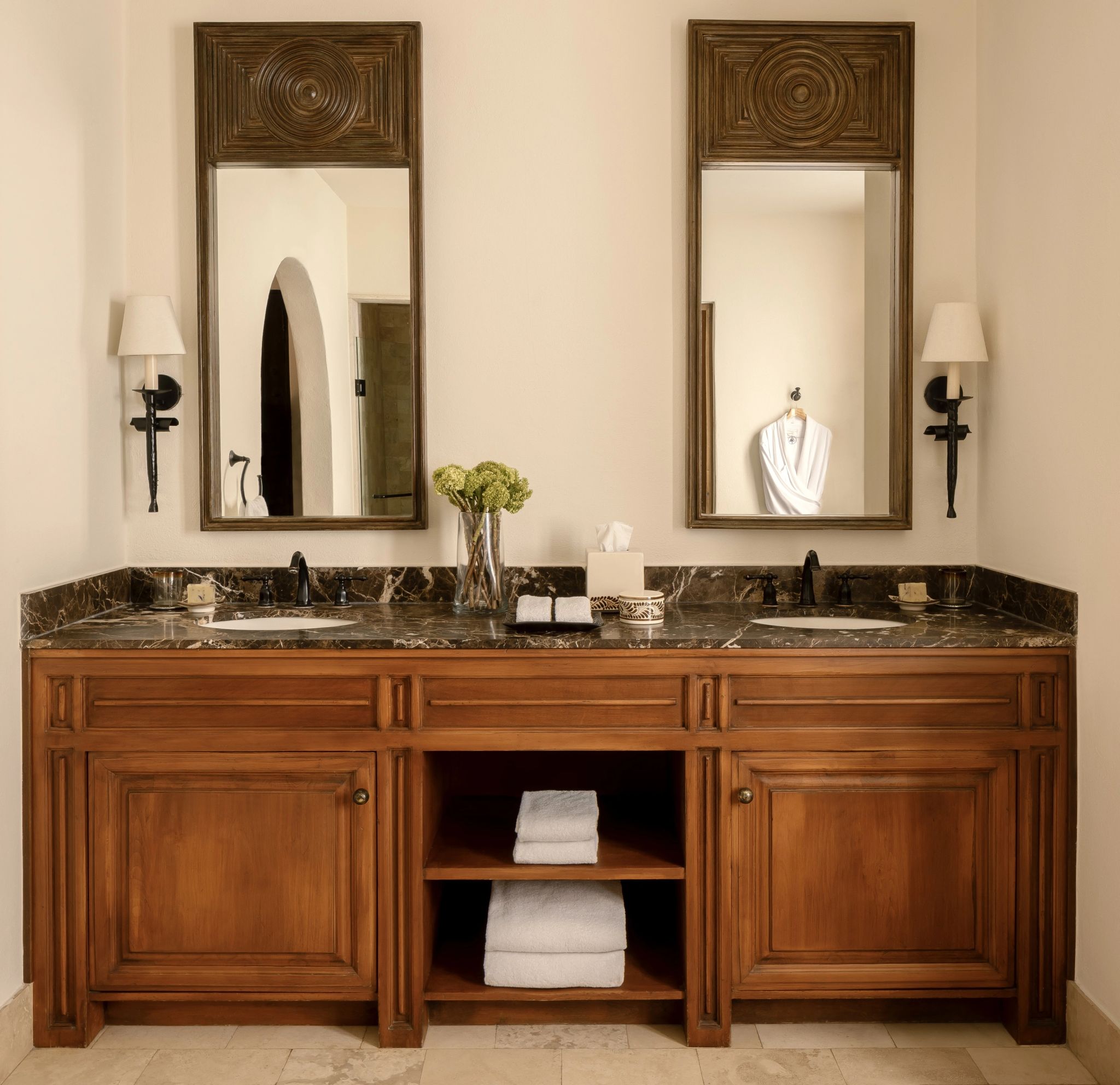 Tower Suite banheiro amplo - acabamento de marmore - pia dupla