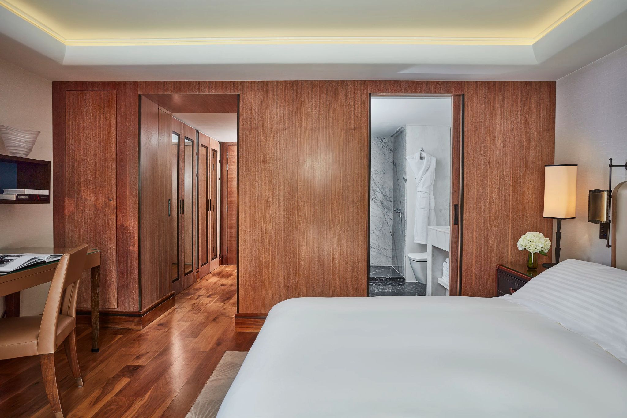 Contemporary Superior closet em madeira - quarto moderno - quarto de alto padrao