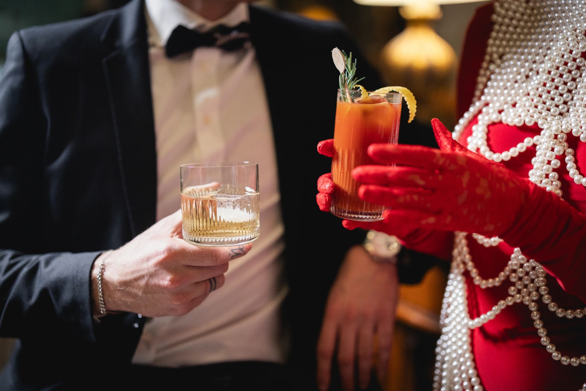 casal brindando com drinks elegantes em ambiente sofisticado