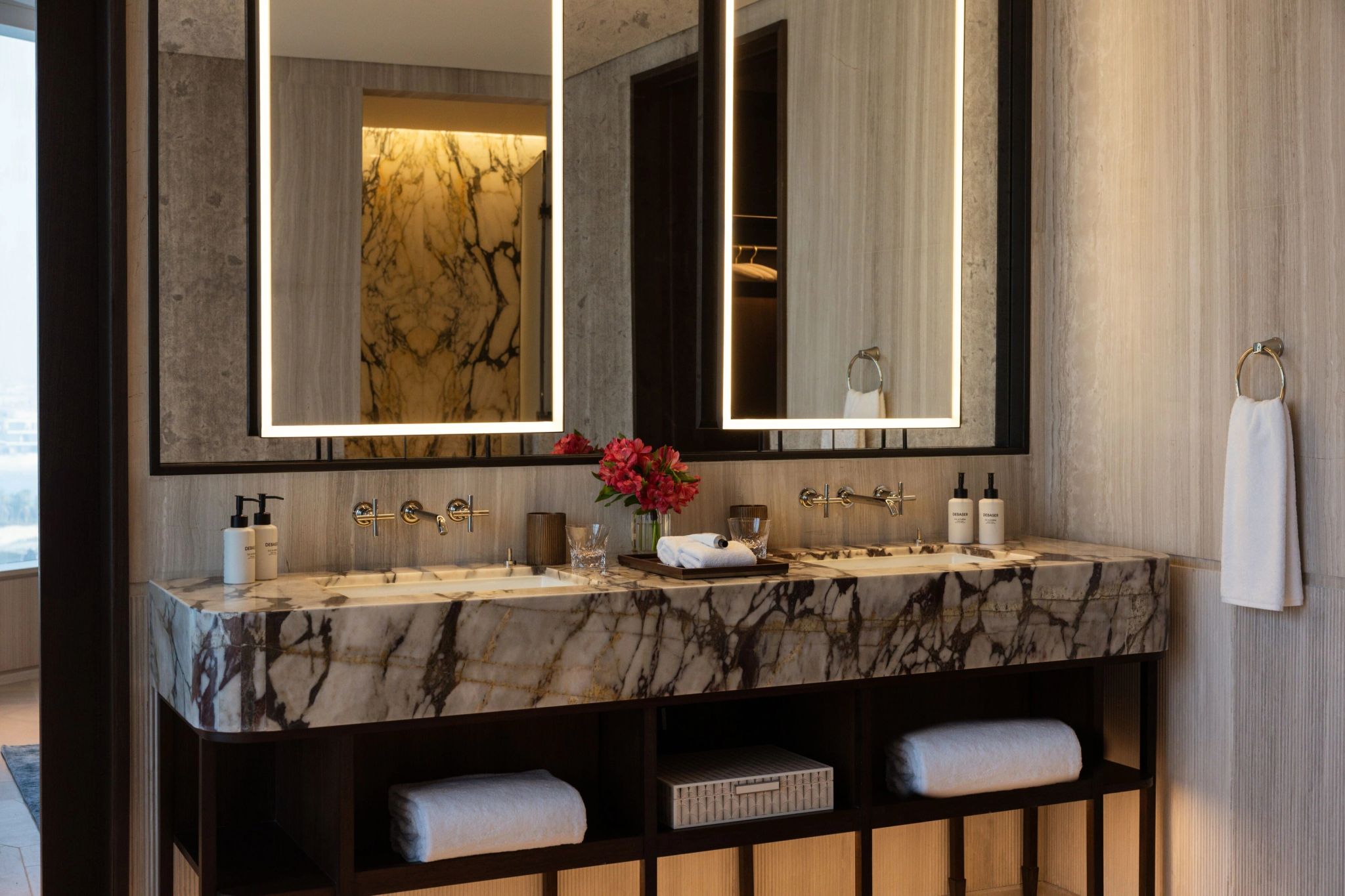 Lusail View Junior Suite banheiro em marmore - banheiro casal - banheiro com pia dupla