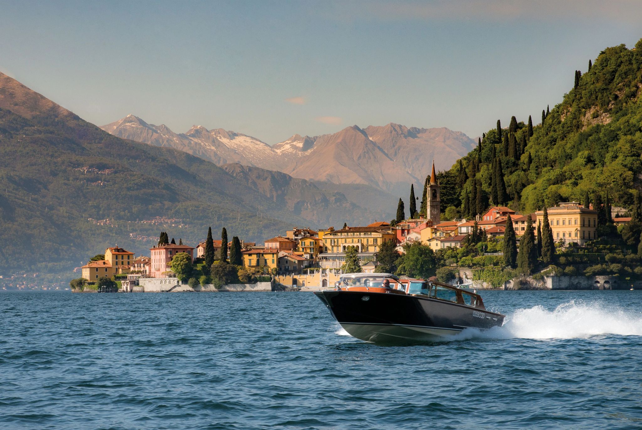 lago di como – barco de luxo – paisagem natural 