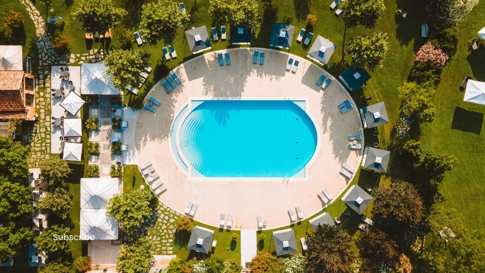 Vista aérea da piscina piscina externa - jardim privativo - paisagem natural