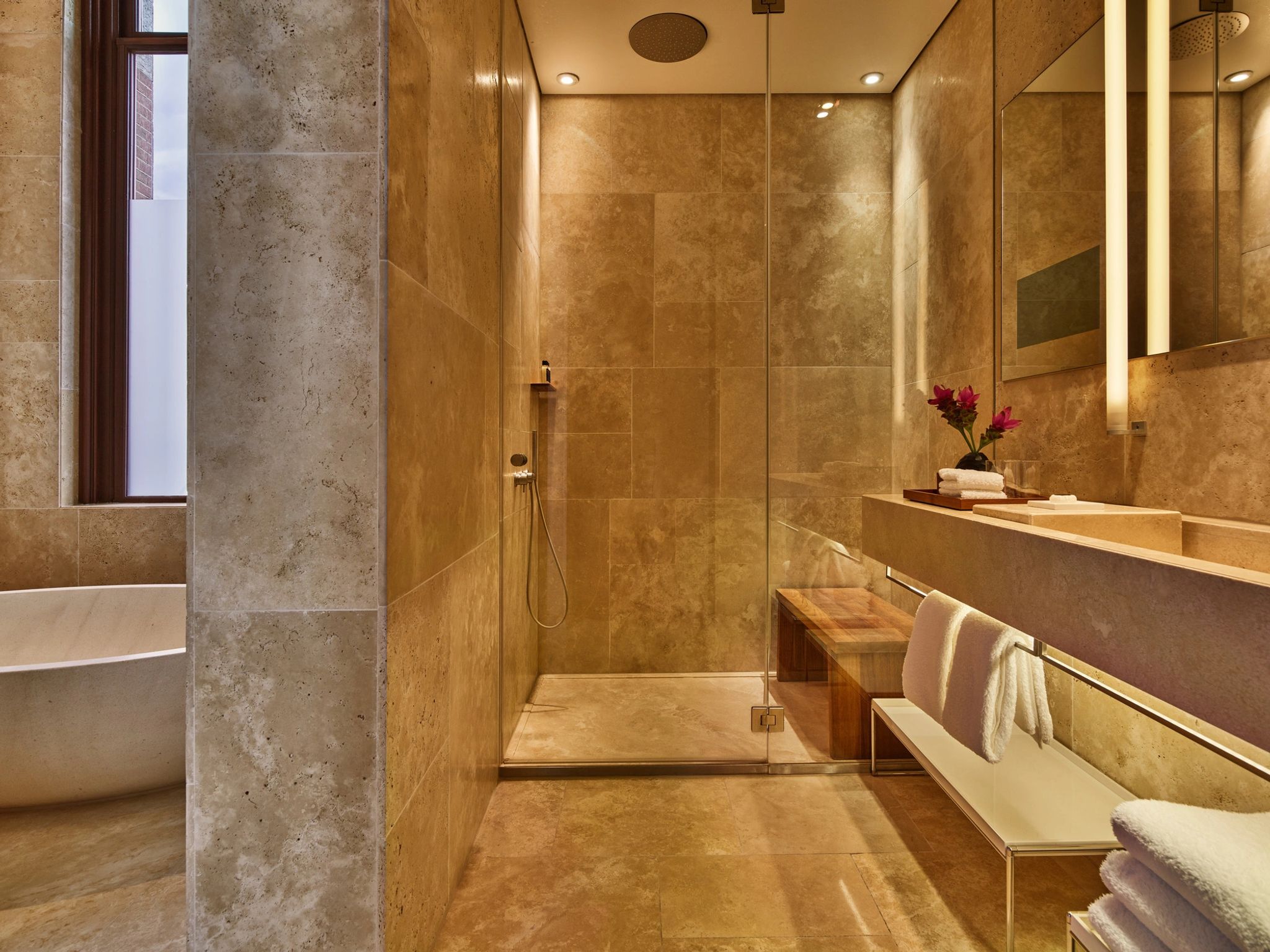 chuveiro alta pressao - banheiro em mamore - banheiro moderno