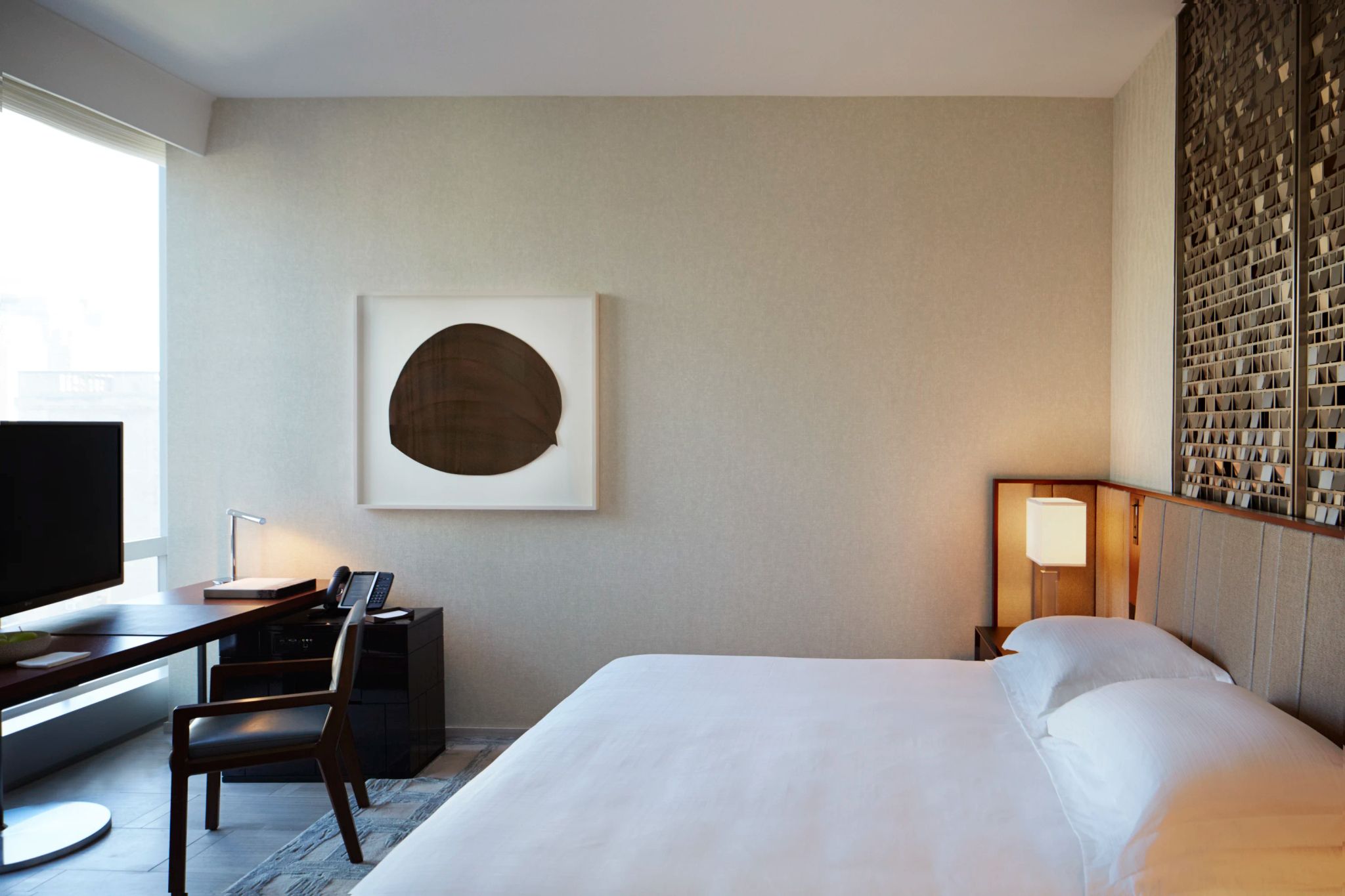 quarto com cama king - cama king - mesa de trabalho - design moderno