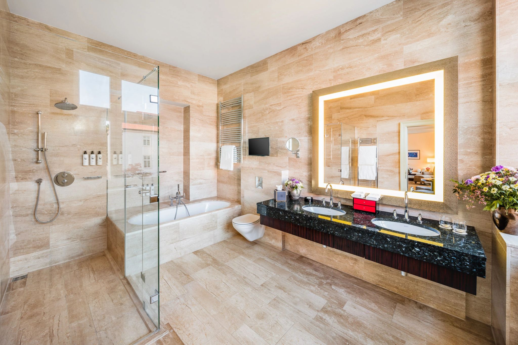 Deluxe Suite banheiro grande – banheiro chique – banheiro com marmore