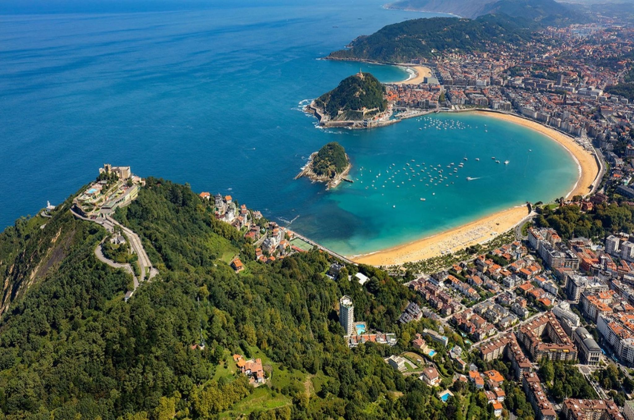 Praias no arredores do hotel vista aerea - praia paradisiaca - praias na espanha