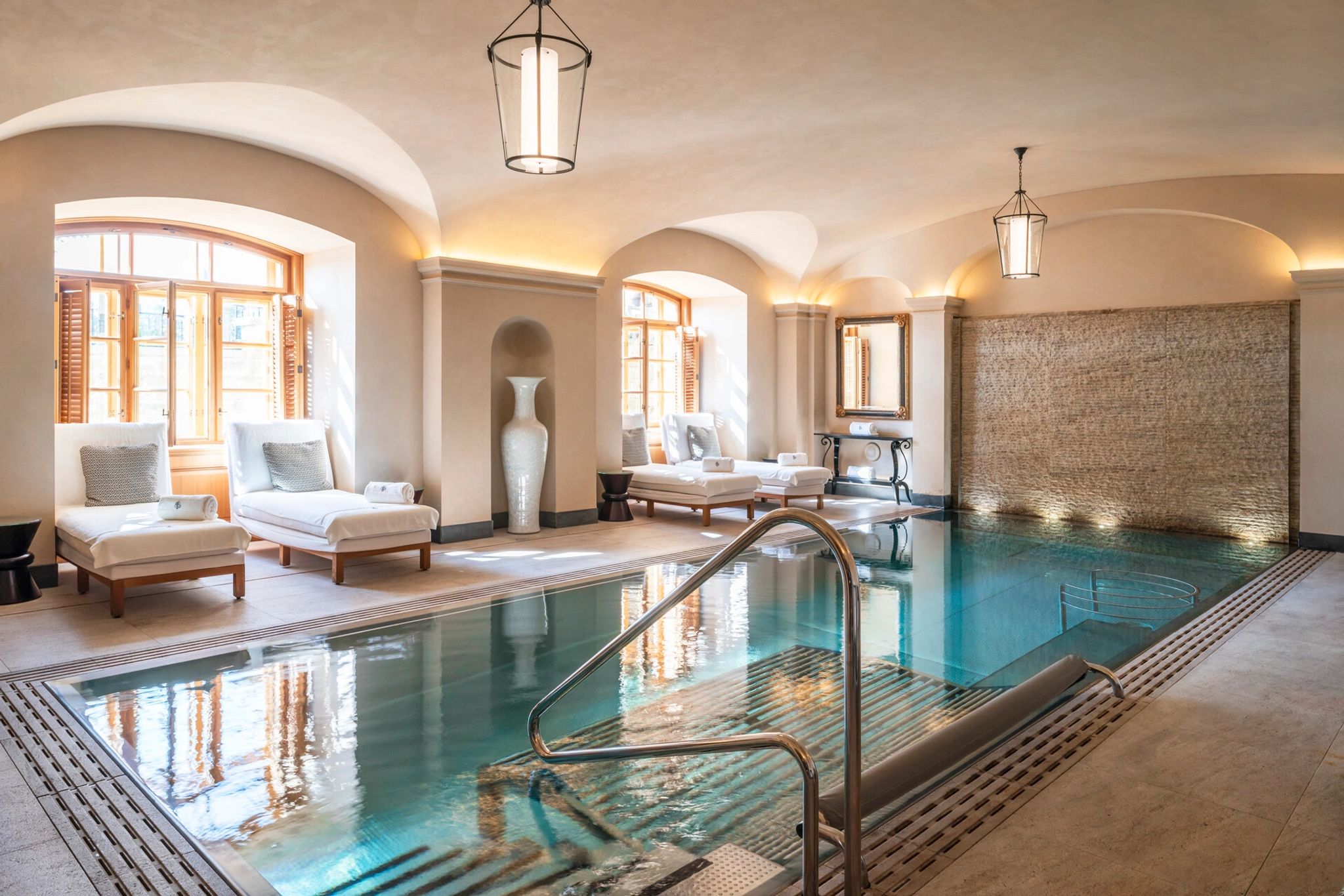 piscina coberta com iluminacao natural no four seasons hotel prague