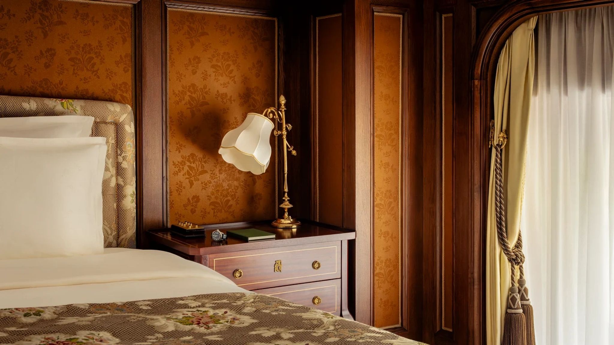 cama luxo - suite marcel proust - detalhes talhados madeira - suite decoracao luxo