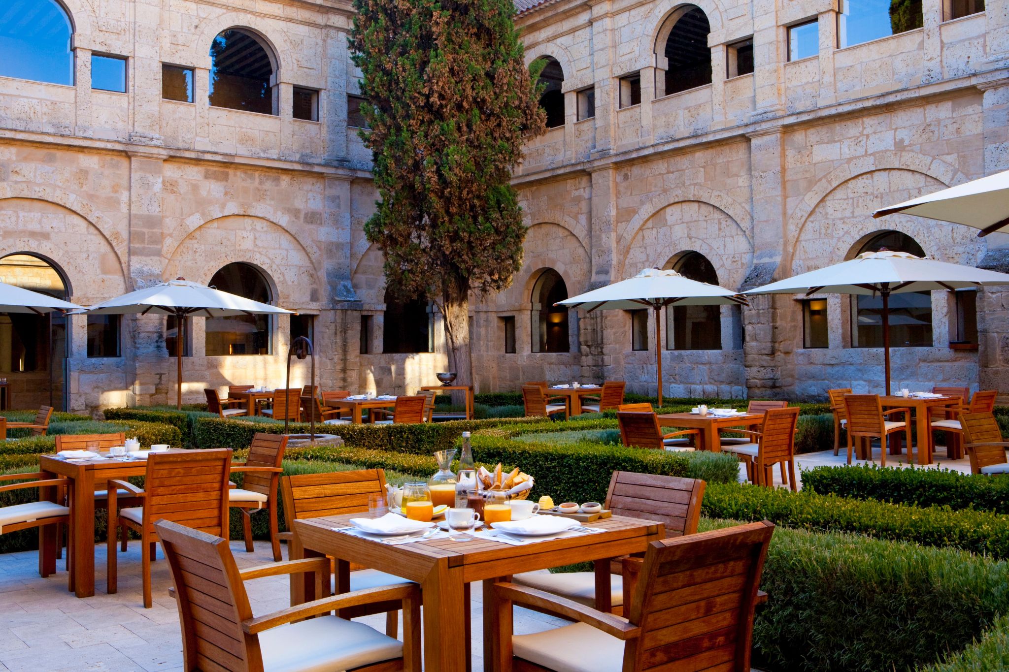 mesas no jardim - experiencia gastronomica - area externa