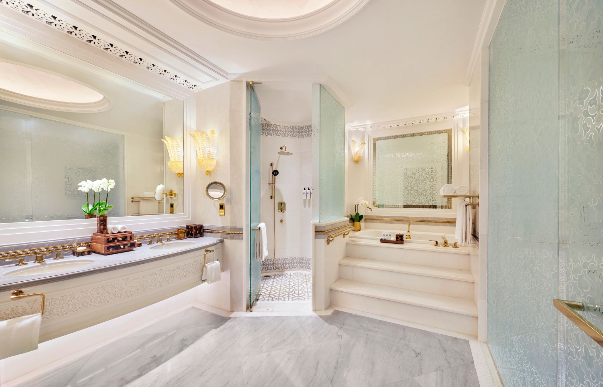 Panoramic Sea View Suite banheiro em marmore - banheiro chique - banho de banheira